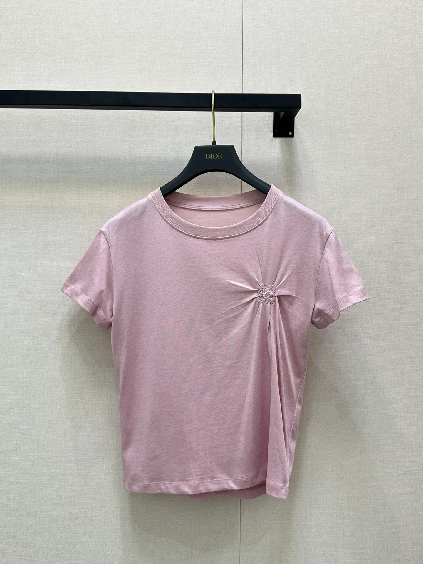 NO:451672,Loew* 25Ss early spring new style special embroidery craftsmanship shoulder short-sleeved T-shirt. Original development!  High-end production!  Imported cotton material, skin-friendly and breathable, comfortable up~ The chest is decorated with brand logo patterns to add youthful and playful feeling. Slim fit style, slim body, and a must-have fashionable outfit for date and leisure!  Spot SML!  3 color big products real shots, loewe, T-shirt, tees, t-shirt, alexander wang19860909Loew* 25Ss早春新款 特殊刺绣工艺正肩短袖T恤.原版开发！高版出品！进口棉材质,亲肤透气,舒适up~胸前饰有品牌标志图案 增添青春俏皮感 修身版型,上身显瘦,约会休闲必备时尚穿搭！现货 SML！3色大货实拍,,loewe,T-shirt,tees，t-shirt,alexander wang,Women's clothing