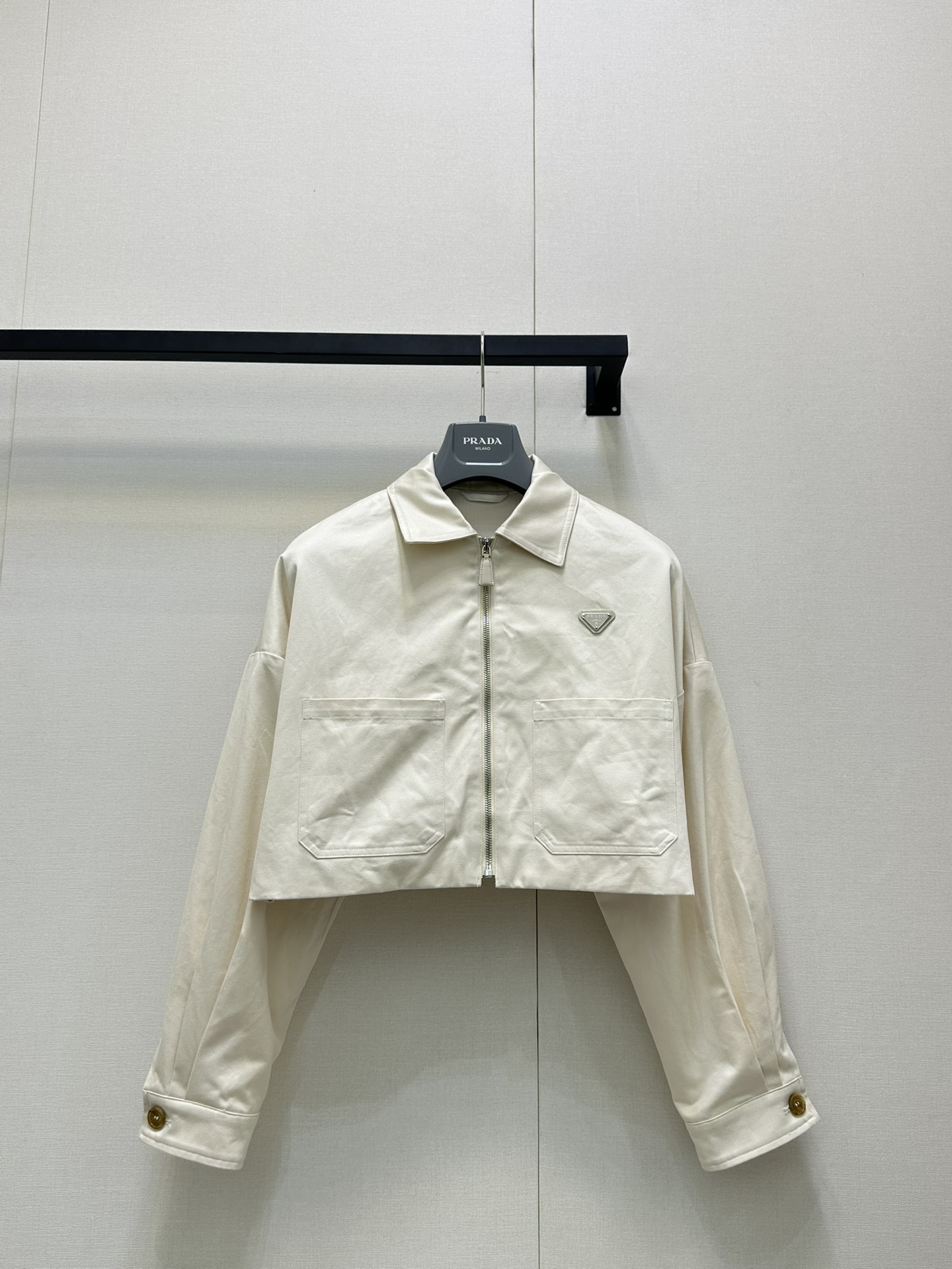 NO:452811,Prad*2025 new product denim jacket original development high-end product texture gloss crisp and stylish lapel jacket tailoring triangular metal letter logo decoration on chest highlights brand style narrow top and wide bottom to increase handsomeness Random skirt or pants Fashionable daily commuting and vacation easy to wear to create a fashionable sense Denim material Fashion and trendy Customized surface accessories Definite version High-end real shots of large goods, Prada, skirts, jackets & coats, jackets & coats, alexander wang19860909Prad*2025新品 牛仔夹克外套 原版开发 高版出品 质感光泽 挺括有型 翻领夹克外套剪裁 胸前三角金属字母徽标装饰 彰显品牌格调 上窄下宽造型 增加帅气感 随意半裙或裤子 时髦 日常通勤度假都可 轻松穿搭出洋气感 牛仔材质 时尚又潮流时髦 定制面辅料 认准版本 高版本 大货实拍,,prada,skirts,jackets & coats,jackets & coats,alexander wang,Women's clothing