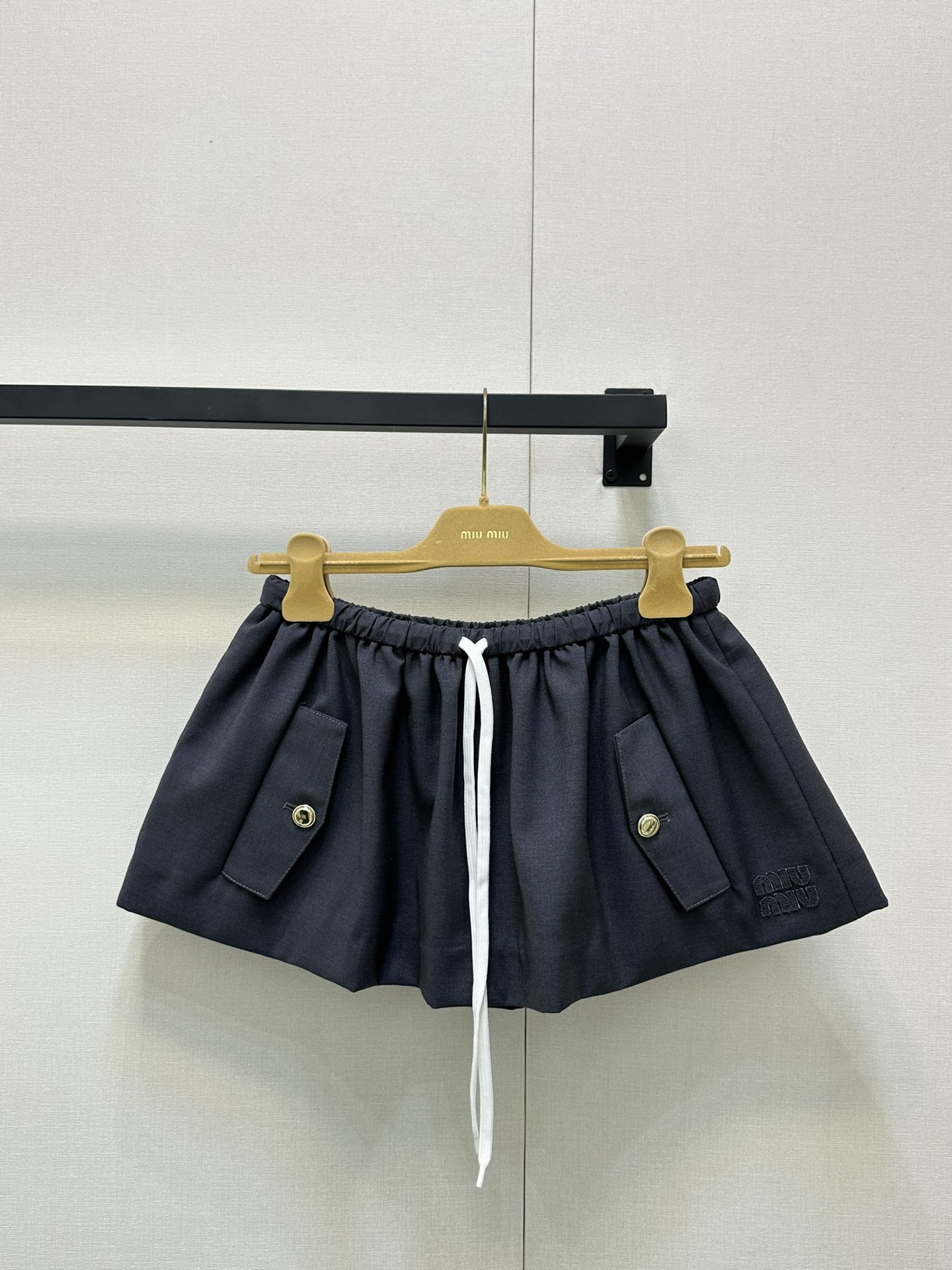 NO:452820,Miumi*2025 new product, high-waist drawstring fashionable short skirt, customized YB imported mohair wool material, craft processing, gloss and high-end comfortable and not tying, cut and dripping smooth, high-waist drawstring short skirt style, flip pocket symmetrical design, micro A contour and hip silhouette, modify waist and hip curve, three-dimensional embroidered patch letter logo on the side, highlight the brand style, wear academy age-reducing length and modification ratio, reveal slender waist and long legs, random matching tops, age-reducing college, fashionable and stylish, customized face accessories, identify version, high-version, real shot of large goods,,miumiu, skirts, alexander wang19860909Miumi*2025新品 高腰抽绳时髦短裙 定制YB进口马海毛羊毛材质 工艺处理 光泽高级 舒适不扎身 裁剪垂顺流畅 高腰抽绳短裙版型 翻盖口袋对称设计 微A外廓配合及臀廓形 修饰腰胯曲线 侧面点缀立体刺绣贴布字母徽标 彰显品牌格调 穿搭学院减龄 长度修饰比例 露出纤腰长腿 随意搭配上装 减龄学院 洋气时髦 定制面辅料 认准版本 高版本 大货实拍,,miumiu,skirts,alexander wang,Women's clothing