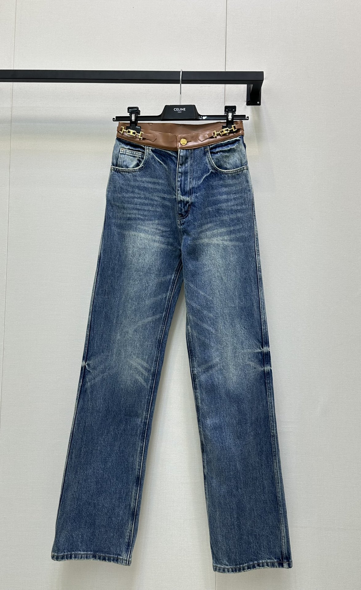 NO:452778,*25new leather spliced ​​jeans are uniquely beautiful chapters in early autumn~ The waist is made of spliced ​​leather material, which is high-end and textured!  Exclusively customized imported YB cotton material, heavy industrial enzyme washing buffet material, overall upper body style modify leg shape to raise body proportions ~ straight cylinder style is versatile and not picky for people, it is superb!  1:1 Superior version, the latest items in early autumn, the exclusive high-end version, SML large-scale real shot, alexander wang19860909*25new皮拼接牛仔长裤独属于早秋的美丽章节～腰间做拼接皮材质,高级又有质感！独家定制进口yb棉材质,重工酵素洗水牛仔材质,整体上身版型修饰腿型拉高身材比例～直筒版型百搭不挑人随意搭配都是超绝的ootd！1:1超赞版型 早秋最新单品 认准独家高版本 SML大货实拍,,alexander wang,Women's clothing