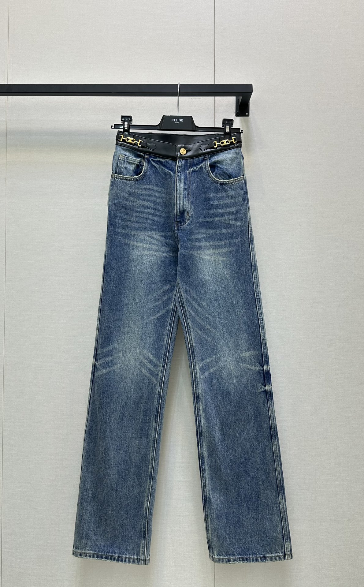 NO:452790,*25new leather spliced ​​jeans are uniquely beautiful chapters in early autumn~ The waist is made of spliced ​​leather material, which is high-end and textured!  Exclusively customized imported YB cotton material, heavy industrial enzyme washing buffet material, overall upper body style modify leg shape to raise body proportions ~ straight cylinder style is versatile and not picky for people, it is superb!  1:1 Superior version, the latest items in early autumn, the exclusive high-end version, SML large-scale real shot, alexander wang19860909*25new皮拼接牛仔长裤独属于早秋的美丽章节～腰间做拼接皮材质,高级又有质感！独家定制进口yb棉材质,重工酵素洗水牛仔材质,整体上身版型修饰腿型拉高身材比例～直筒版型百搭不挑人随意搭配都是超绝的ootd！1:1超赞版型 早秋最新单品 认准独家高版本 SML大货实拍,,alexander wang,Women's clothing