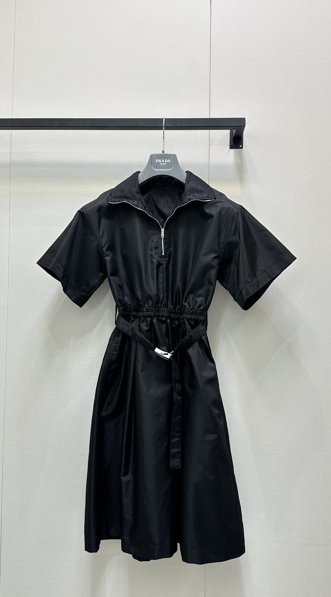 NO:453629,Prad* 25Ss Spring and Summer New Lapel Short Sleeve Zipper Dress. Original Developed!  High-end production!  Customized YB imported nylon material, crisp and stylish, waist-hugging and elastic design, combined with belt decoration, add layering of shape, show casual work style, easily divide the proportions, develop surface accessories, lapel short-sleeved dress tailoring, loose and inclusive outfit, umbrella skirt style does not pick on the body, show fashionable and cool style, spot SML large-scale real shot, prada, skirts, T-shirt, alexander wang19860909Prad* 25Ss春夏新款 翻领短袖拉链连衣裙.原版开发！高版出品！定制YB进口尼龙材质 挺括有型 收腰松紧设计 配合腰带装饰 增添造型层次感 尽显休闲工装风范 轻松划分好比例 面辅料开发 翻领短袖连衣裙剪裁 穿搭松弛包容 伞裙版型不挑身材 展现潮酷时尚风格 现货 SML大货实拍,,prada,skirts,T-shirt,alexander wang,Women's clothing