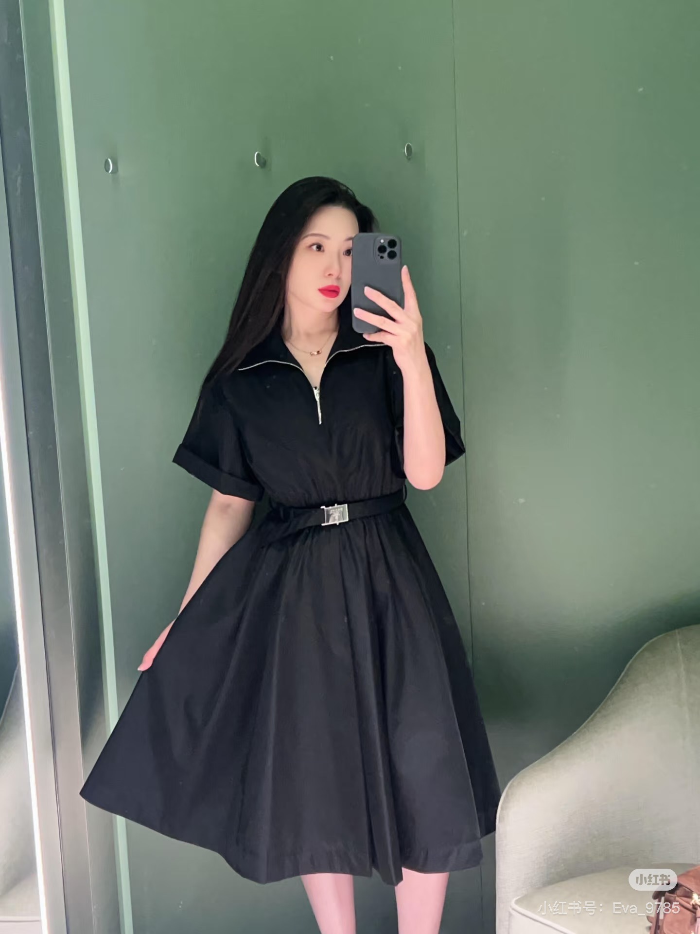 NO:453634,Prad* 25Ss Spring and Summer New Lapel Short Sleeve Zipper Dress. Original Developed!  High-end production!  Customized YB imported nylon material, crisp and stylish, waist-hugging elastic design, combined with belt decoration, add layered look, show casual work style, easily divide the proportions, develop surface accessories, lapel short-sleeved dress tailoring, loose and inclusive outfit, umbrella skirt style does not pick on the body, show fashionable and cool style, spot SML, prada, skirts, T-shirt, alexander wang19860909Prad* 25Ss春夏新款 翻领短袖拉链连衣裙.原版开发！高版出品！定制YB进口尼龙材质 挺括有型 收腰松紧设计 配合腰带装饰 增添造型层次感 尽显休闲工装风范 轻松划分好比例 面辅料开发 翻领短袖连衣裙剪裁 穿搭松弛包容 伞裙版型不挑身材 展现潮酷时尚风格 现货 SML,,prada,skirts,T-shirt,alexander wang,Women's clothing