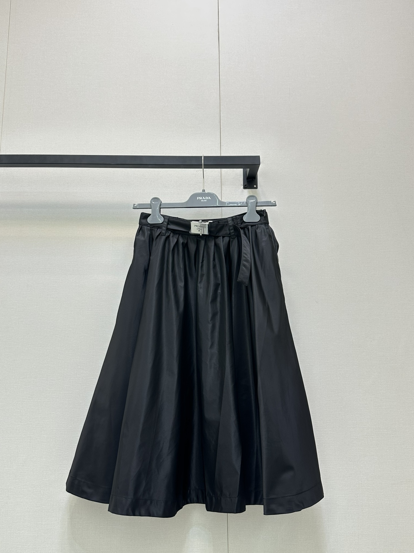 NO:453639,Prad* 25 early autumn new style nylon skirt丨Original development High-end production!  Nylon material with triangle logo belt, super large pleated twilight skirt, unrestrained and fashionable, unabashed and casual, meeting the needs of different occasions, the skirt silhouette is used to accommodate different leg shapes without any matching SML large-scale real shots, prada, skirts, alexander wang19860909Prad* 25早秋新款 尼龙半身裙丨原版开发 高版出品！尼龙材质搭配三角牌徽标腰带 超大褶涧裙摆 不羁时髦感 不失休闲 满足不同场合的需求 裙摆廓形容纳不同腿型不挑任何搭配 SML大货实拍,,prada,skirts,alexander wang,Women's clothing