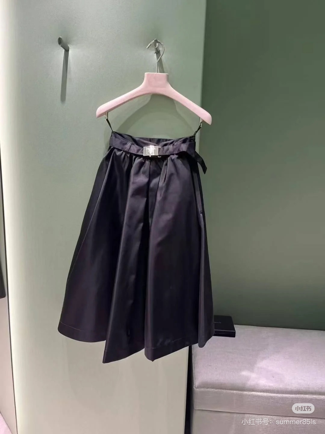 NO:453644,Prad* 25 early autumn new style nylon skirt丨Original development High-end production!  Nylon material with triangle logo belt, super large pleated twilight skirt, unrestrained and fashionable, unabashed and casual, meeting the needs of different occasions, the skirt silhouette is used to accommodate different leg shapes without any matching SML, prada, skirts, alexander wang19860909Prad* 25早秋新款 尼龙半身裙丨原版开发 高版出品！尼龙材质搭配三角牌徽标腰带 超大褶涧裙摆 不羁时髦感 不失休闲 满足不同场合的需求 裙摆廓形容纳不同腿型不挑任何搭配 SML,,prada,skirts,alexander wang,Women's clothing