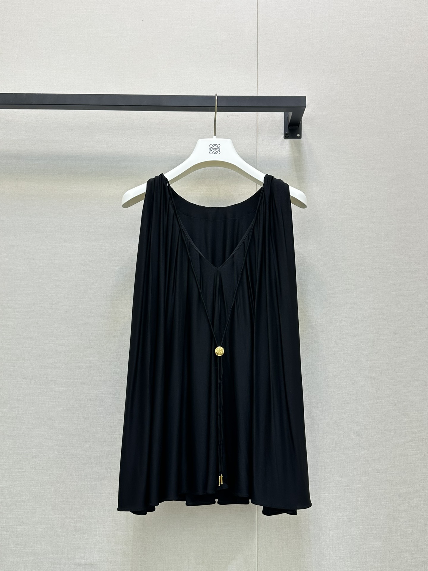 NO:453642,Loewe*25FW early autumn new style, girly dress temperament suspender small black skirt top, original development!  High-end production!  The suspender pleated shirt and thin shoulder straps highlight the collarbone, the temperament is age-reducing and elegant, and the double-layer spliced ​​and tailored skirt creates a sweet atmosphere for a romantic girl. The upper body is so beautiful!  A must-have item for white and rich beauty!  The quality of workmanship depends on the details!  Spot SML big-ticket real shot, loewe, skirts, alexander wang19860909Loewe*25FW早秋新款 少女穿搭气质吊带小黑裙上衣 原版开发！高版出品！吊带百褶衫细肩带凸显锁骨～气质减龄优雅大气风,双层拼接剪裁大裙摆打造浪漫少女甜美气息.上身美的不要不要的！白富美必备单品！做工品质看细节！ 现货SML大货实拍,,loewe,skirts,alexander wang,Women's clothing