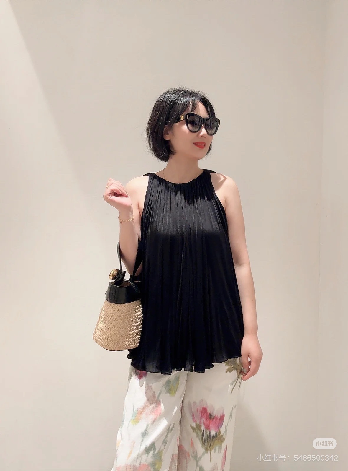 NO:453648,Loewe*25FW early autumn new style, girly dress temperament suspender small black skirt top, original development!  High-end production!  The suspender pleated shirt and thin shoulder straps highlight the collarbone, the temperament is age-reducing and elegant, and the double-layer spliced ​​and tailored skirt creates a sweet atmosphere for a romantic girl. The upper body is so beautiful!  A must-have item for white and rich beauty!  The quality of workmanship depends on the details!  Spot SML, loewe, skirts, alexander wang19860909Loewe*25FW早秋新款 少女穿搭气质吊带小黑裙上衣 原版开发！高版出品！吊带百褶衫细肩带凸显锁骨～气质减龄优雅大气风,双层拼接剪裁大裙摆打造浪漫少女甜美气息.上身美的不要不要的！白富美必备单品！做工品质看细节！ 现货SML,,loewe,skirts,alexander wang,Women's clothing