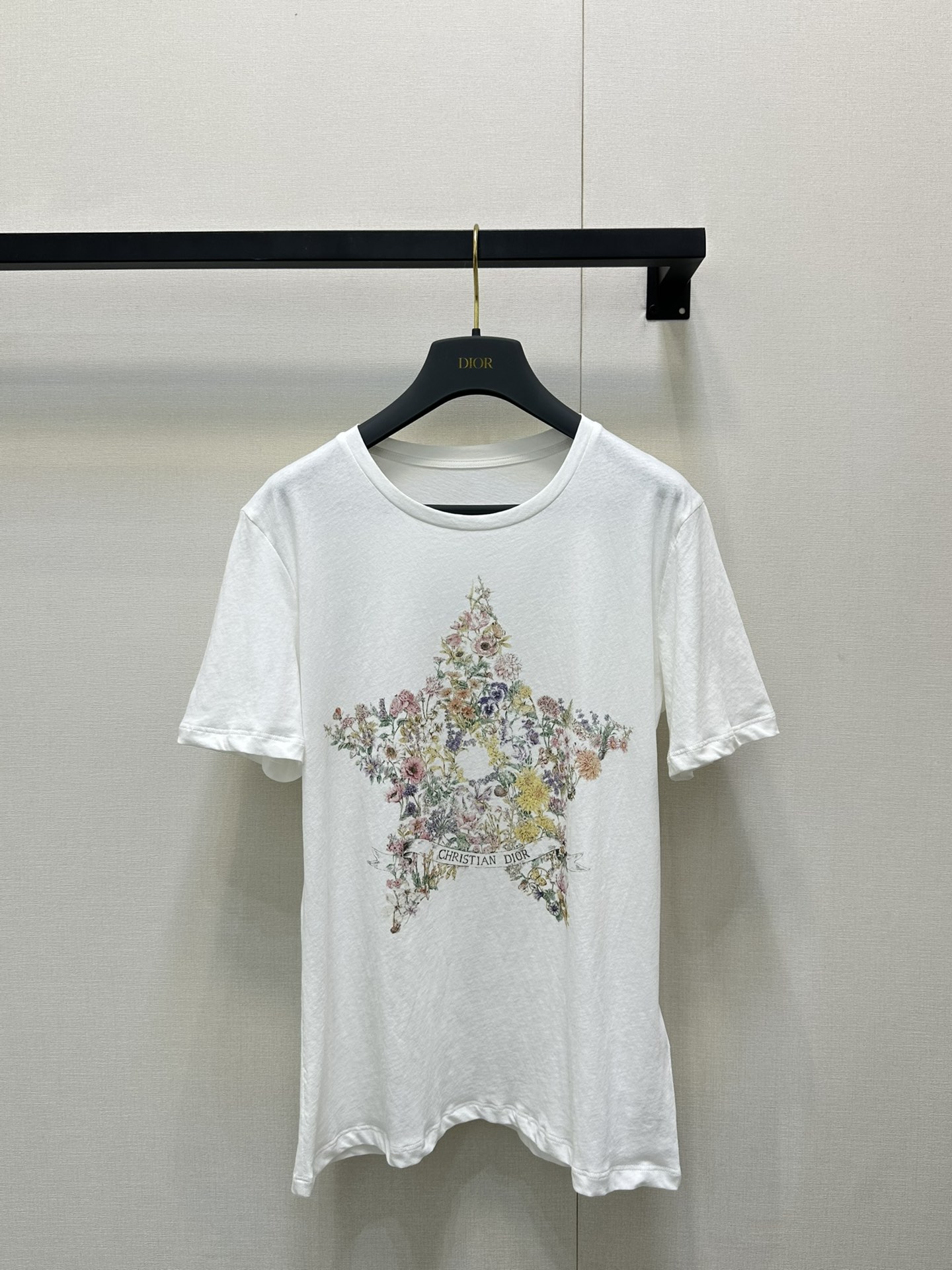 NO:453649,Dio* 25Fw early autumn new style floral five-pointed star printed short-sleeved T-shirt. Original development!  High-end production!  Iconic five-pointed star print!  The chest is covered with three-dimensional prints, with complex flower and plant patterns embedded in it, with soft pink, goose yellow and sky blue intertwined, just like a retro oil painting. The hollow details in the center add a sense of layering, and the brand letters engraved at the bottom are full of low-key and high-quality!  The round neck cut is short, and the cotton fabric remains crisp and comfortable. It is suitable for matching with high waist bottoms or layered jackets to easily create lazy French fashion. Spot SML large-scale real shots, dior, jackets & coats, T-shirt, tees, t-shirt, alexander wang19860909Dio* 25Fw早秋新款 花卉五角星印花短袖T恤.原版开发！高版出品！标志性五角星印花！胸前以立体印花呈现大型五角星图腾,内嵌繁复花卉植物图案,柔粉、鹅黄与天蓝交织,宛如复古油画.中心镂空细节增添层次感,底部缎带铭刻品牌字母全称低调高定彰显！圆领短剪裁,棉质面料保持挺括舒适.适合搭配高腰下装或叠穿外套,轻松打造慵懒法式时髦.现货SML大货实拍,,dior,jackets & coats,T-shirt,tees，t-shirt,alexander wang,Women's clothing