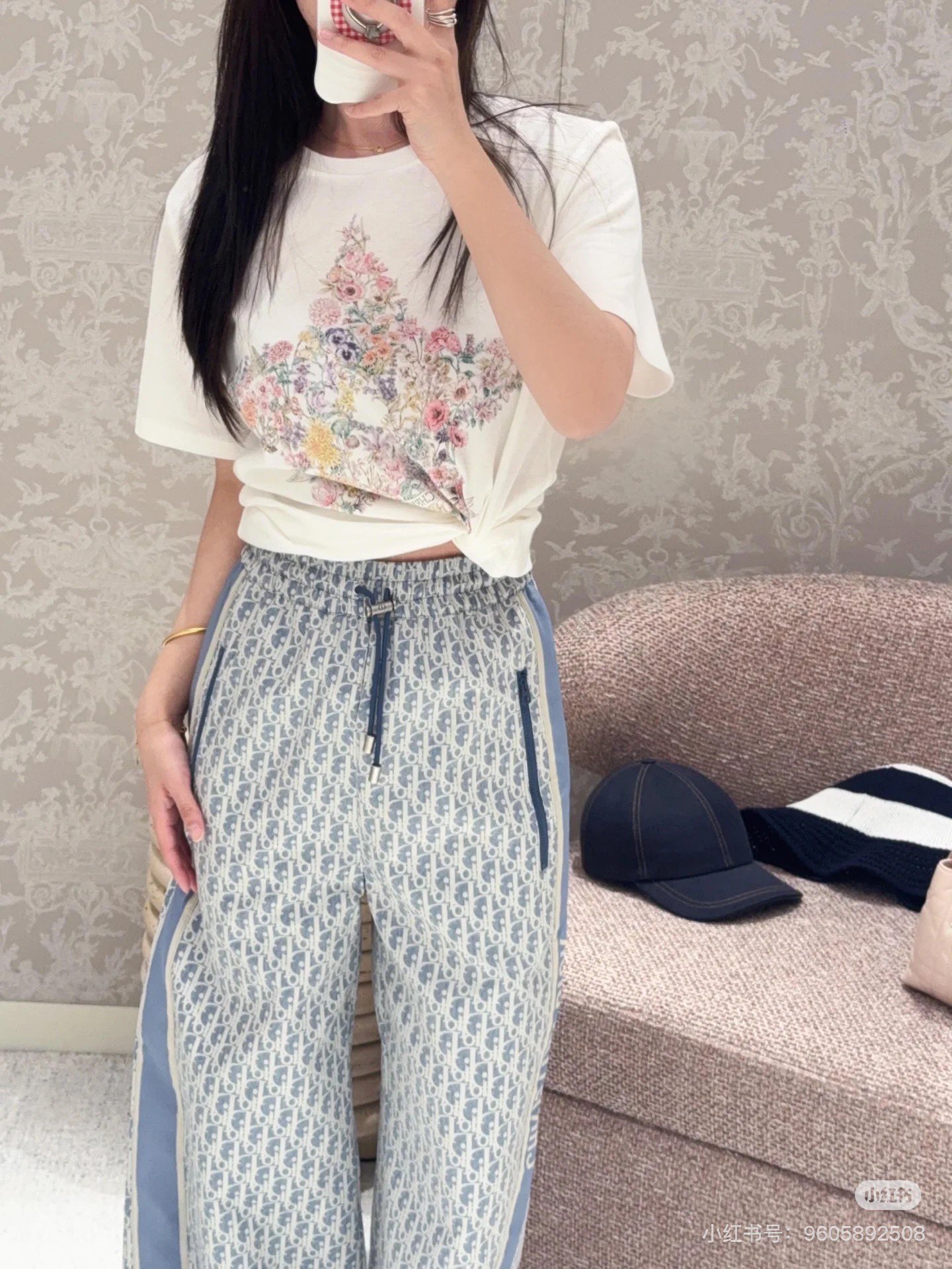 NO:453654,Dio* 25Fw early autumn new style floral five-pointed star printed short-sleeved T-shirt. Original development!  High-end production!  Iconic five-pointed star print!  The chest is covered with three-dimensional prints, with complex flower and plant patterns embedded in it, with soft pink, goose yellow and sky blue intertwined, just like a retro oil painting. The hollow details in the center add a sense of layering, and the brand letters engraved at the bottom are full of low-key and high-quality!  The round neck short cut is kept clean and comfortable. Suitable for high waist bottoms or layered jackets to easily create lazy French style. Spot SML, dior, jackets & coats, T-shirt, tees, t-shirt, alexander wang19860909Dio* 25Fw早秋新款 花卉五角星印花短袖T恤.原版开发！高版出品！标志性五角星印花！胸前以立体印花呈现大型五角星图腾,内嵌繁复花卉植物图案,柔粉、鹅黄与天蓝交织,宛如复古油画.中心镂空细节增添层次感,底部缎带铭刻品牌字母全称低调高定彰显！圆领短剪裁,棉质面料保持挺括舒适.适合搭配高腰下装或叠穿外套,轻松打造慵懒法式时髦.现货SML,,dior,jackets & coats,T-shirt,tees，t-shirt,alexander wang,Women's clothing