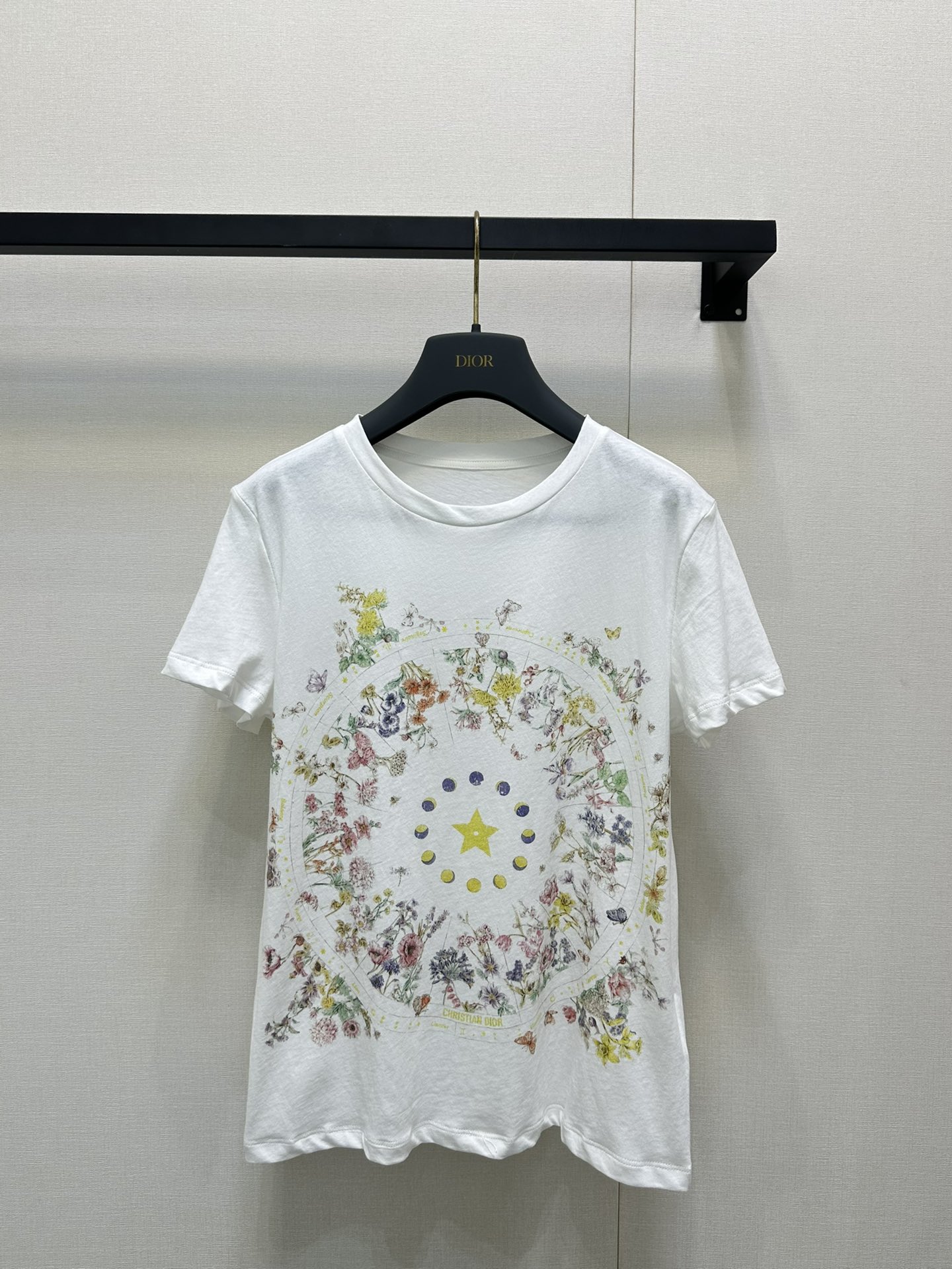 NO:453659,Dio* 25Fw early autumn new style floral five-pointed star printed round neck short-sleeved T-shirt. Original development!  High-end production!  The big body is decorated with natural elements such as flowers, vines, moon phase changes, and combines into a spiral pattern. Five-pointed stars that meet the brand tone are centered. The fairy style is unified and coordinated. The design sense is full. The cotton fabric remains firm and comfortable. It is suitable for matching with high-waist bottoms or layered jackets to easily create a lazy French style. Spot SML large-scale real shot, dior, jackets & coats, T-shirt,tees, t-shirt, alexander wang19860909Dio* 25Fw早秋新款 花卉五角星印花圆领短袖T恤.原版开发！高版出品！大身以花朵藤蔓月相变化等自然元素装饰 组合成螺旋状图案 符合品牌调性的五角星点缀居中 仙气风格统一协调 设计感拉满 棉质面料保持挺括舒适.适合搭配高腰下装或叠穿外套,轻松打造慵懒法式时髦.现货 SML大货实拍,,dior,jackets & coats,T-shirt,tees，t-shirt,alexander wang,Women's clothing
