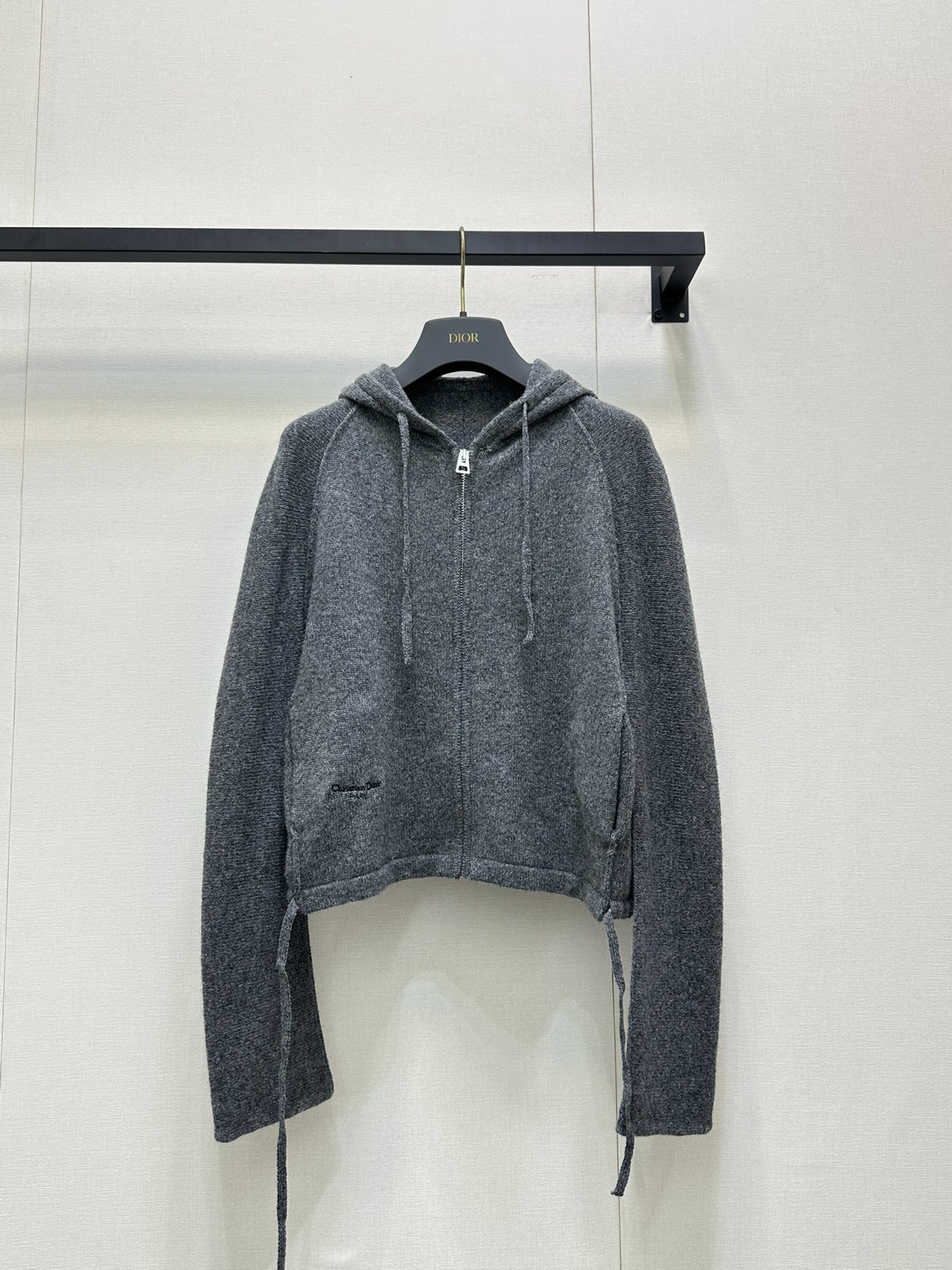 NO:453664,*25 hooded zippered wool short jacket with a super slack feel must-have item!  The slightly wide-sized style can be said to be super classic. Exclusive custom imported yb wool material, waist embroidered letter logo, highlighting the brand's high-end concept. Casual outfits and high-end feel can easily achieve the upper body effect and make it look taller and thinner. 1:1 super style. The latest summer item. Identify the exclusive high-end version. SML black/gray large-scale products, real shots, jackets & coats, hats, alexander wang19860909*25连帽拉链羊毛短外套超绝松弛感搭配必备单品！微阔型版型可以说超级经典了独家定制进口yb羊毛材质,腰间刺绣字母logo,彰显品牌高端理念,休闲穿搭与高级感都能轻松兼得上身效果显高显瘦绝绝子,1:1超赞版型 夏季最新单品 认准独家高版本 SML 黑色/灰色大货实拍,,jackets & coats,hats,alexander wang,Women's clothing