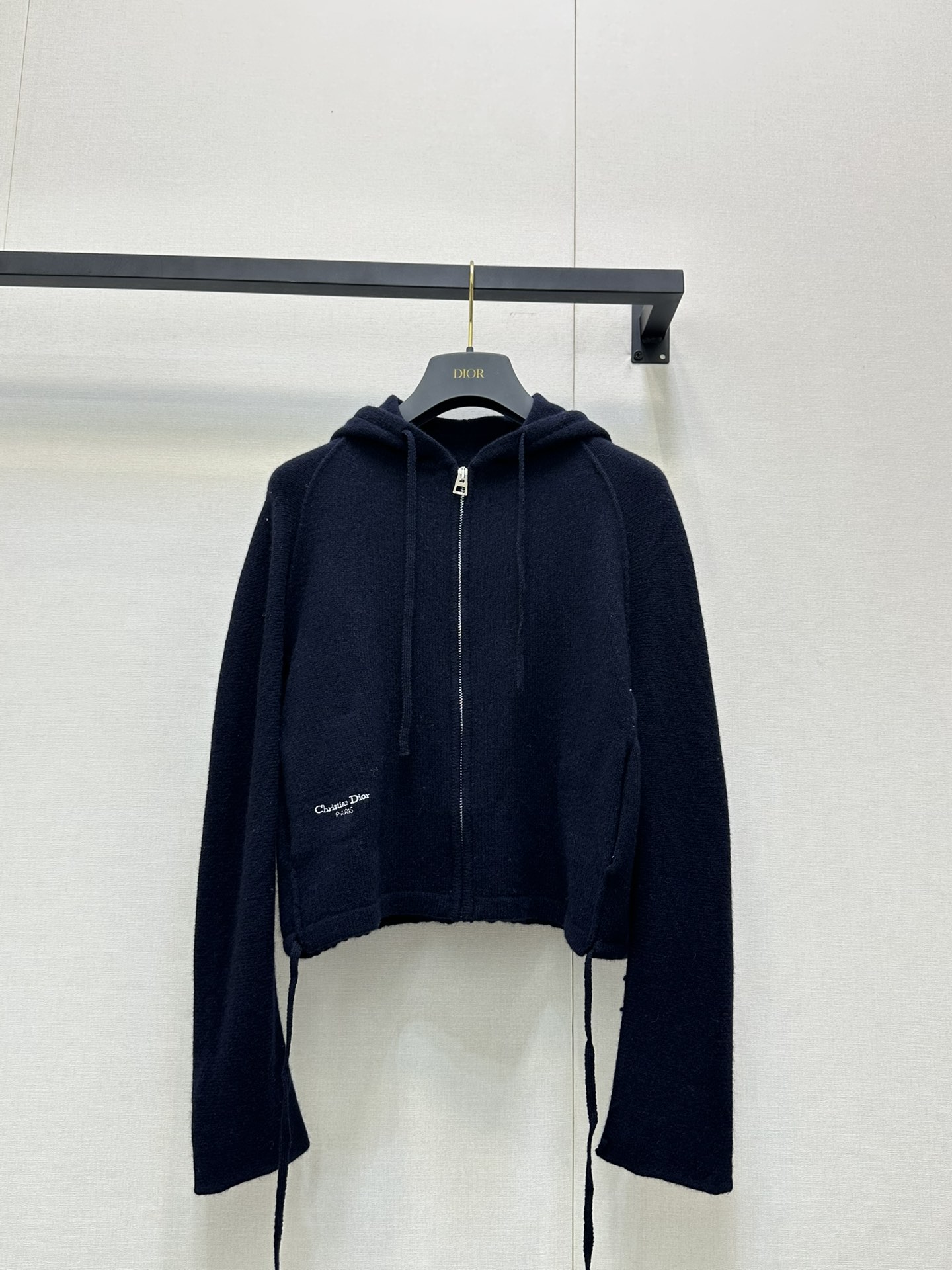 NO:453674,*25 hooded zippered wool short jacket with a super slack feel must-have item!  The slightly wide-sized style can be said to be super classic. Exclusive custom imported yb wool material, waist embroidered letter logo, highlighting the brand's high-end concept. Casual outfits and high-end feel can easily achieve the upper body effect and make it look taller and thinner. 1:1 super style. The latest summer item. Identify the exclusive high-end version. SML black/gray large-scale products, real shots, jackets & coats, hats, alexander wang19860909*25连帽拉链羊毛短外套超绝松弛感搭配必备单品！微阔型版型可以说超级经典了独家定制进口yb羊毛材质,腰间刺绣字母logo,彰显品牌高端理念,休闲穿搭与高级感都能轻松兼得上身效果显高显瘦绝绝子,1:1超赞版型 夏季最新单品 认准独家高版本 SML 黑色/灰色大货实拍,,jackets & coats,hats,alexander wang,Women's clothing