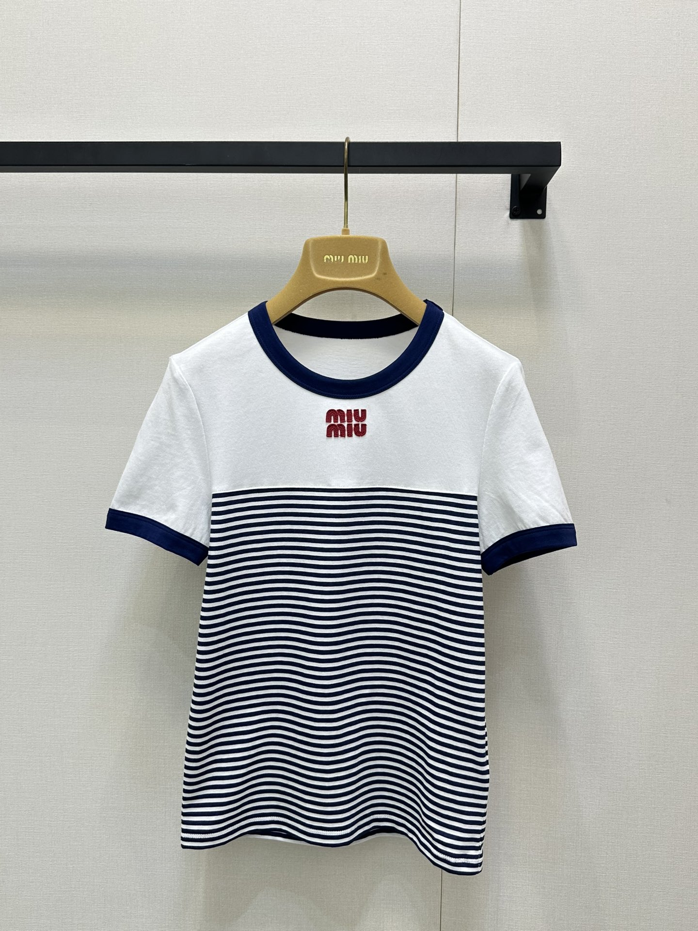 NO:453630,MiuMi*25ss Spring and Summer New Model, Micro-Standard Cotton Stripe Contrast Color Short Sleeve Original Development High-Premier Production!  Cotton fabric decorated with contrasting brand logo embroidery logo age-reducing stripes pattern contrasting rib trim slim fit style perfect workmanship quality depends on details. Spot SML large-scale real shot, miumiu, T-shirt, alexander wang19860909MiuMi*25ss春夏新款 微标棉质条纹撞色短袖 原版开发 高版出品！棉质面料 饰有撞色品牌标识刺绣徽标 减龄条纹图案 撞色罗纹饰边 修身版型 完美做工品质看细节.现货 SML大货实拍,,miumiu,T-shirt,alexander wang,Women's clothing