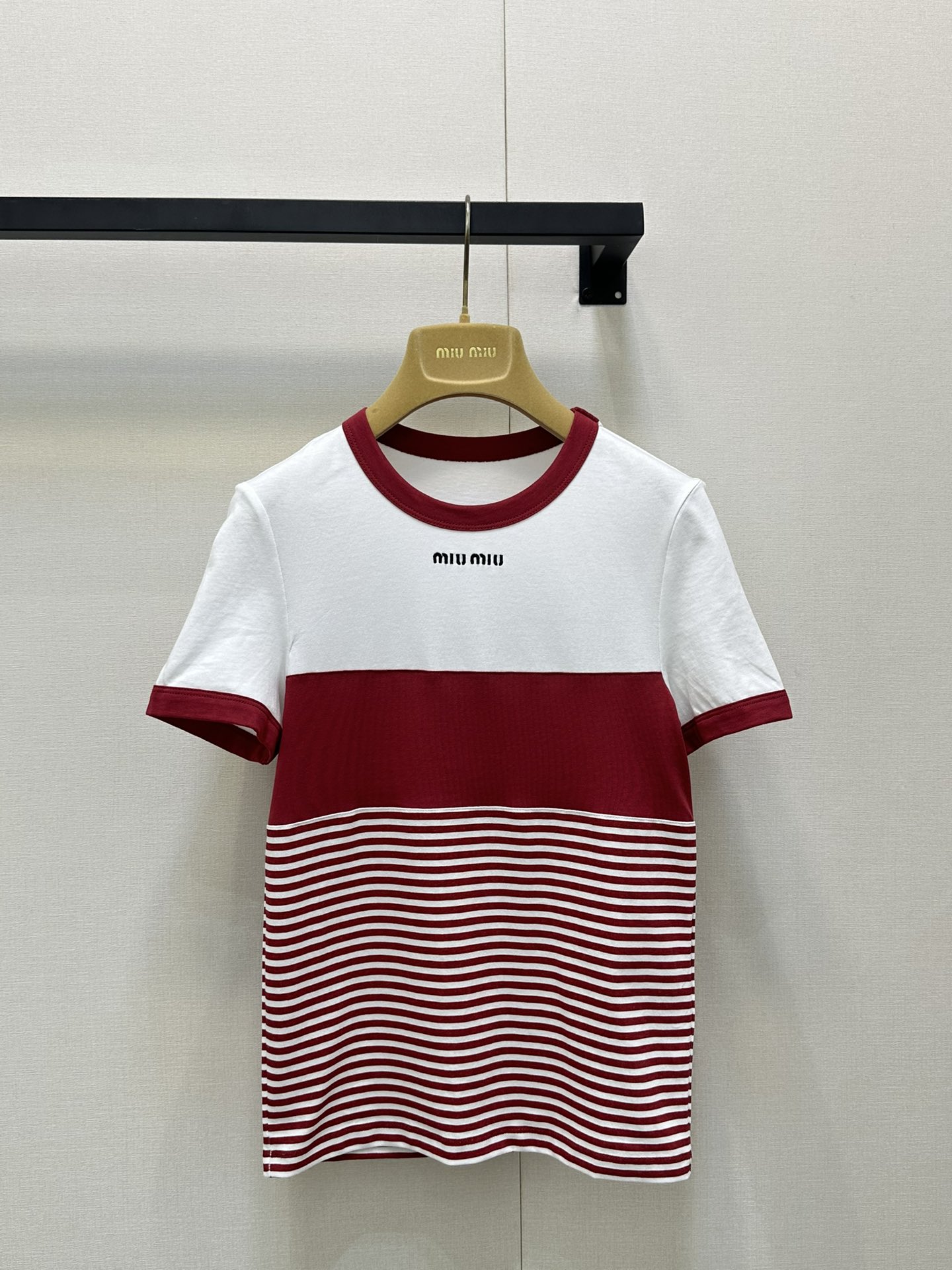 NO:453640,MiuMi*25ss Spring and Summer New Model, Micro-Standard Cotton Stripe Contrast Color Short Sleeve Original Development High-Premier Production!  Cotton fabric decorated with contrasting brand logo embroidery logo age-reducing stripes pattern contrasting rib trim slim fit style perfect workmanship quality depends on details. Spot SML large-scale real shot, miumiu, T-shirt, alexander wang19860909MiuMi*25ss春夏新款 微标棉质条纹撞色短袖 原版开发 高版出品！棉质面料 饰有撞色品牌标识刺绣徽标 减龄条纹图案 撞色罗纹饰边 修身版型 完美做工品质看细节.现货 SML大货实拍,,miumiu,T-shirt,alexander wang,Women's clothing