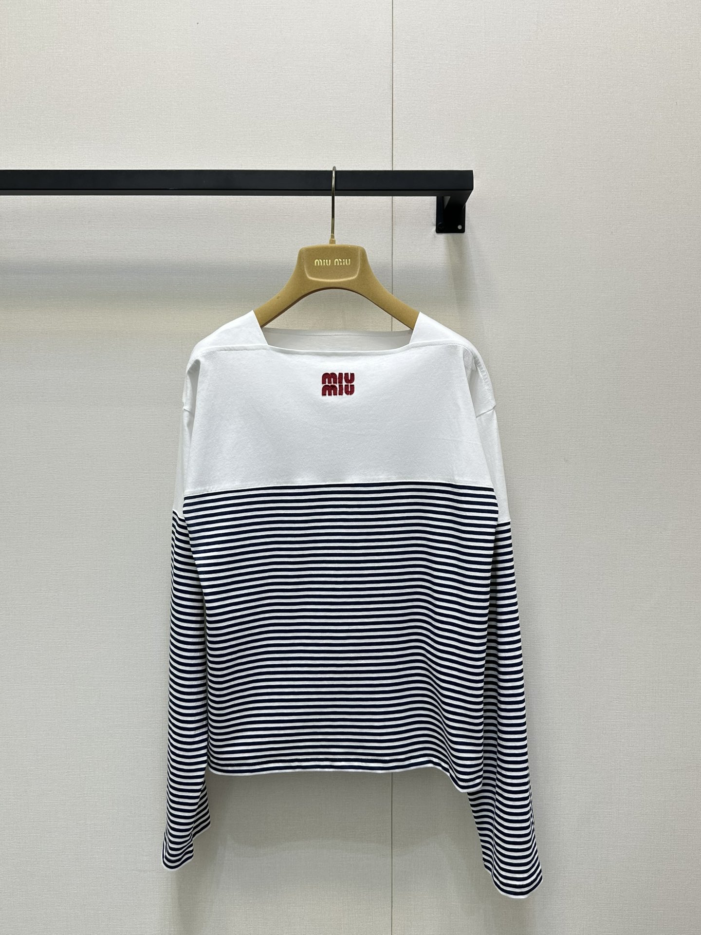 NO:453655,Miumi*2025 new product, striped spliced ​​one-shoulder long sleeves, customized YB imported cotton material, breathable and comfortable, full texture, loose one-shoulder short sleeves, the upper body presents a casual and lazy style, the whole body is red and white stripes intertwined, flat high neck edge, matched with letter logo, increase the beautiful and casual feeling of outfit, the inner wear is brilliant and fashionable, highlight the brand style, made of gram-weight pure cotton, comfortable and easy to wear, age-reducing style, customized face accessories, accurate version, high-end real shots,,miumiu, T-shirt, alexander wang19860909Miumi*2025新品 条纹拼接一字肩长袖 定制YB进口棉材质 透气舒适 质感十足 宽松一字肩短袖裁剪 上身呈现休闲慵懒的穿搭格调 通体红白条纹粗细交错 平口高领边 配合字母徽标 增加穿搭美高休闲感 单穿内搭都出彩时髦 凸显品牌格调 采用克重纯棉制成 舒适好穿 减龄洋气 定制面辅料 认准版本 高版本 大货实拍,,miumiu,T-shirt,alexander wang,Women's clothing