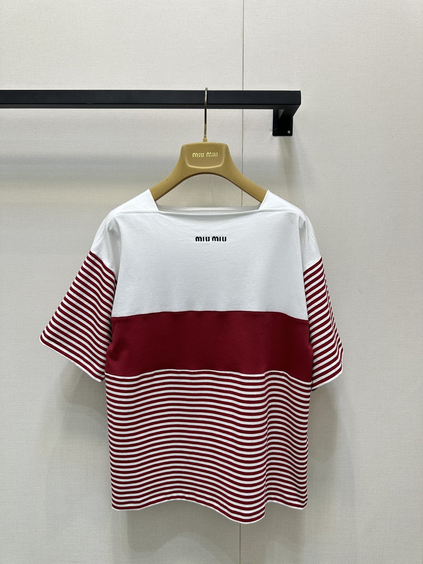 NO:453665,Miumi*2025 new product, striped spliced ​​one-shoulder short sleeves, customized YB imported cotton material, breathable and comfortable, full texture, loose one-shoulder short sleeves, the upper body presents a casual and lazy style, red and white stripes, thick and thin, flat high neck edge, letter logo, add beautiful and casual feeling, single wear, inner wear is brilliant and fashionable, highlighting the brand style, made of gram-weight pure cotton, comfortable and easy to wear, age-reducing style, customized face accessories, accurate version, high-end, real shot of large goods,,miumiu, T-shirt, alexander wang19860909Miumi*2025新品 条纹拼接一字肩短袖 定制YB进口棉材质 透气舒适 质感十足 宽松一字肩短袖裁剪 上身呈现休闲慵懒的穿搭格调 通体红白条纹粗细交错 平口高领边 配合字母徽标 增加穿搭美高休闲感 单穿内搭都出彩时髦 凸显品牌格调 采用克重纯棉制成 舒适好穿 减龄洋气 定制面辅料 认准版本 高版本 大货实拍,,miumiu,T-shirt,alexander wang,Women's clothing