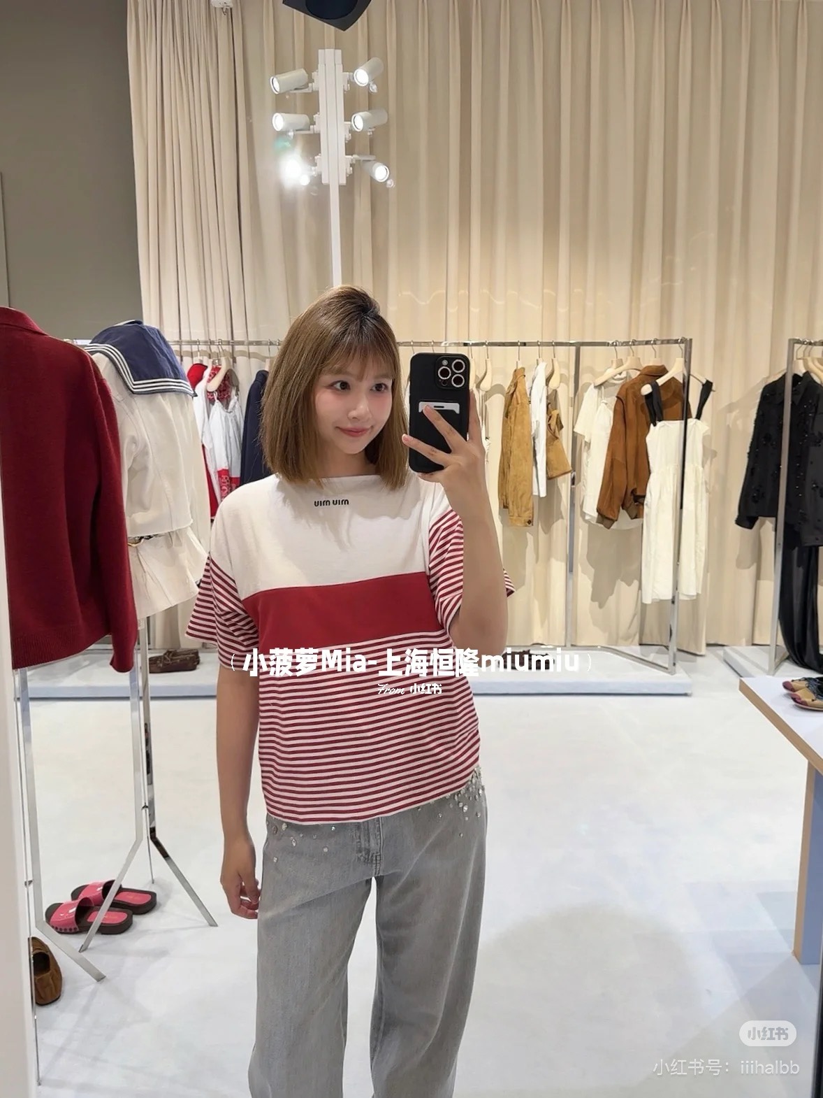 NO:453670,Miumi*2025 new product, striped spliced ​​one-shoulder short sleeves, customized YB imported cotton material, breathable and comfortable, full texture, loose one-shoulder short sleeves, the upper body presents a casual and lazy style, the whole body is red and white stripes intertwined, flat high neckline, matched with letter logo, increase the beautiful and casual feeling of outfit, the inner wear is brilliant and fashionable, highlight the brand style, made of gram-weight pure cotton, comfortable and easy to wear, age-reducing style, customized face accessories, accurate version, high version,,miumiu, T-shirt,alexander wang19860909Miumi*2025新品 条纹拼接一字肩短袖 定制YB进口棉材质 透气舒适 质感十足 宽松一字肩短袖裁剪 上身呈现休闲慵懒的穿搭格调 通体红白条纹粗细交错 平口高领边 配合字母徽标 增加穿搭美高休闲感 单穿内搭都出彩时髦 凸显品牌格调 采用克重纯棉制成 舒适好穿 减龄洋气 定制面辅料 认准版本 高版本,,miumiu,T-shirt,alexander wang,Women's clothing
