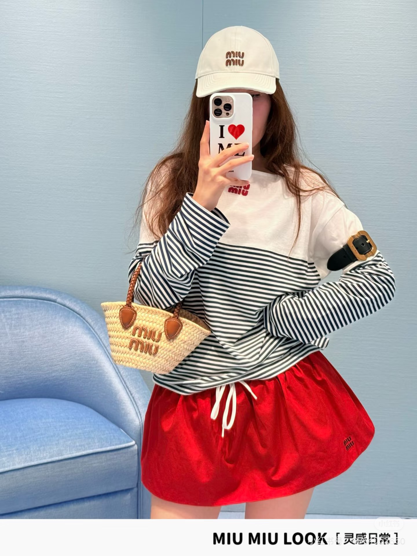 NO:453660,Miumi*2025 new product, striped spliced ​​one-shoulder long sleeves, customized YB imported cotton material, breathable and comfortable, full texture, loose one-shoulder short sleeves, the upper body presents a casual and lazy style, the whole body is red and white stripes intertwined, flat high neckline, matched with letter logo, increase the beautiful and casual feeling of outfit, the inner wear is brilliant and fashionable, highlight the brand style, made of gram-weight pure cotton, comfortable and easy to wear, age-reducing style, customized face accessories, accurate version, high version,,miumiu, T-shirt,alexander wang19860909Miumi*2025新品 条纹拼接一字肩长袖 定制YB进口棉材质 透气舒适 质感十足 宽松一字肩短袖裁剪 上身呈现休闲慵懒的穿搭格调 通体红白条纹粗细交错 平口高领边 配合字母徽标 增加穿搭美高休闲感 单穿内搭都出彩时髦 凸显品牌格调 采用克重纯棉制成 舒适好穿 减龄洋气 定制面辅料 认准版本 高版本,,miumiu,T-shirt,alexander wang,Women's clothing