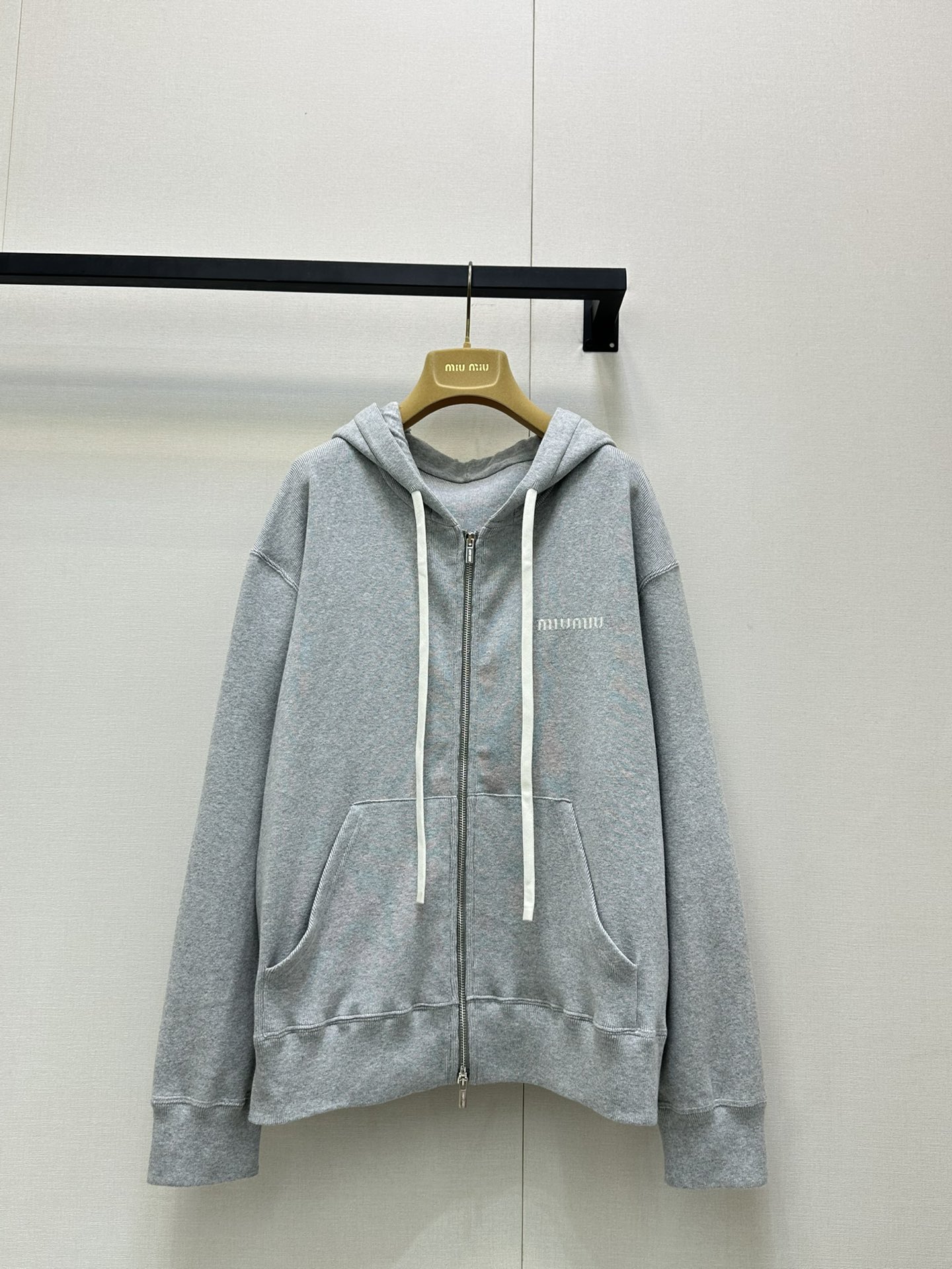 NO:453675,*25new logo letter zipper jacket with a relaxed feel, easy to control!  Custom fabrics are full of weight. Exclusive custom imported YB cotton material, the same style for men and women, versatile and not picky. The embroidered logo letter pattern on the chest shows the brand's high-quality texture. 1:1 super style, the latest summer items. Identify the exclusive high-end version. SML large-scale real shots, jackets & coats, alexander wang19860909*25new徽标字母拉链外套松弛感穿搭随意轻松驾驭！定制面料制作分量感十足 独家定制进口yb棉材质,男女同款版型,百搭不挑人～胸前刺绣徽标字母图案,彰显品牌高级品质质感绝绝子,1:1超赞版型,夏季最新单品 认准独家高版本 现货 SML大货实拍,,jackets & coats,alexander wang,Women's clothing