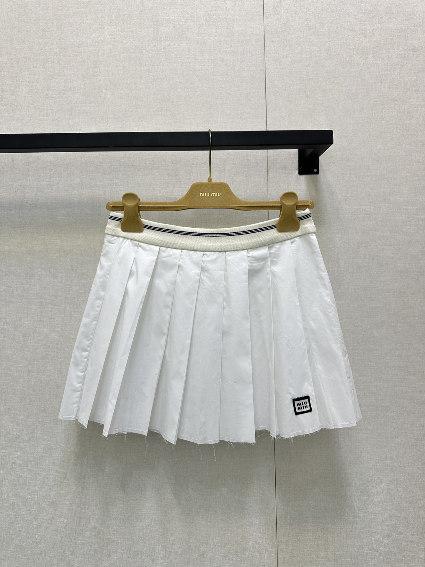 NO:455192,(Short Skirt) *25new college style lapel long-sleeved shirt skirt hem is made of old beard design, small design is super nice~ recommended for personal styles. Exclusive custom imported YB cotton material, chest logo embellishment with unique brand charm, shell button decoration highlights exquisite atmosphere~small wide version three-dimensional tailoring presents three-dimensional texture 1:1 super style, the latest items in early autumn, identify exclusive high-end version SML large-scale products, skirts, shirts, alexander wang19860909（短裙）*25new学院风翻领长袖衬衫半身裙下摆做旧须须设计,设计小巧思超nice～自留款推荐 独家定制进口yb棉材质,胸口徽标logo点缀自带品牌独有魅力,贝壳钮扣装饰凸显精致气息～微阔版型立体剪裁呈现立体质感1:1超赞版型,早秋最新单品 认准独家高版本 SML大货实拍,,skirts,shirts,alexander wang,Women's clothing