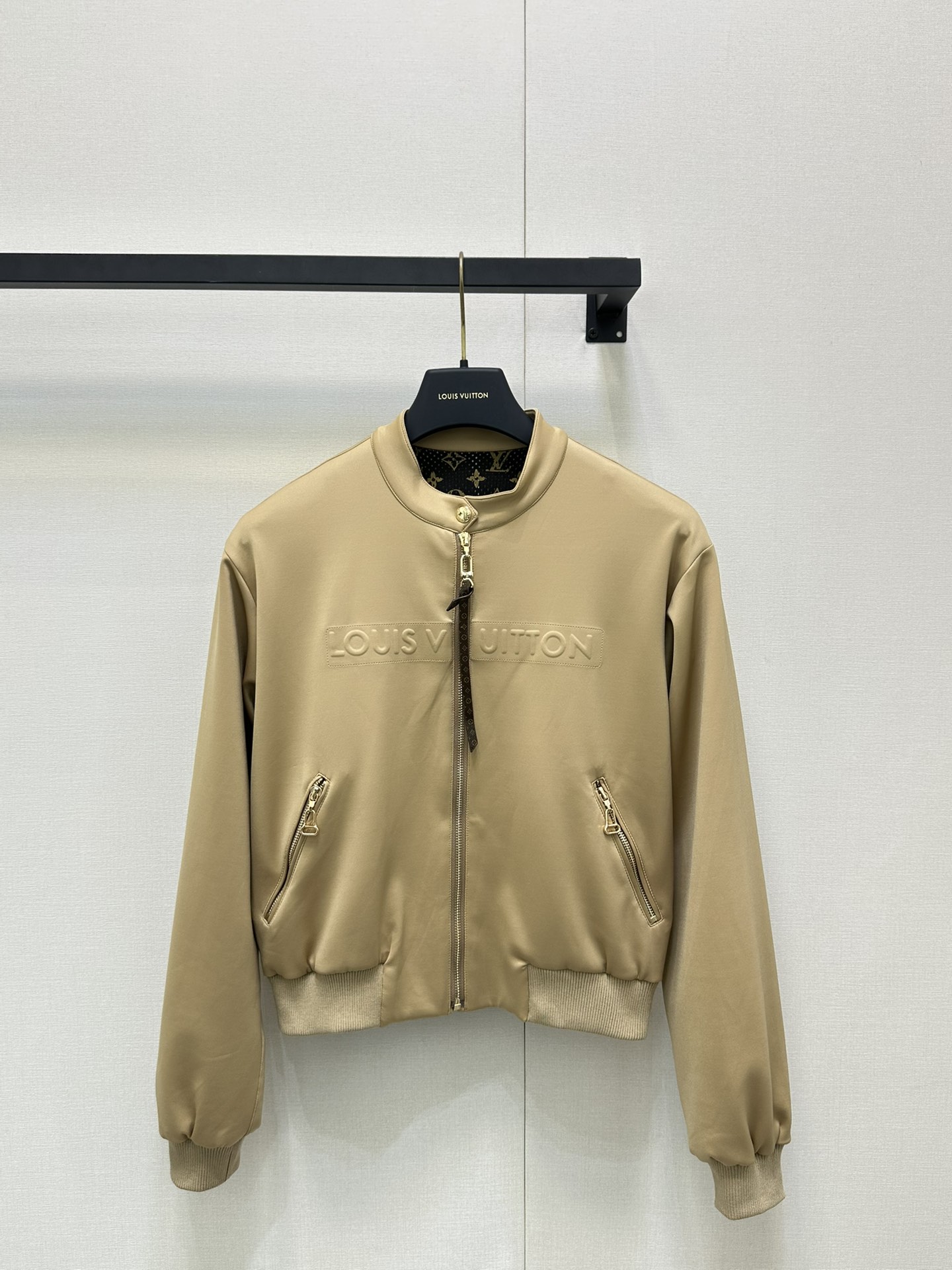 NO:455189,Louis Vuitto*2025 new stand-up collar air cotton jacket original development High-end product Breathable and comfortable Metal accessories are original 1:1 open mold custom micro-elastic gloss Contour jacket style Regular style cut easily outline neat lines Easy to adjust the zipper adjustment easy to put on and take off The buckle is decorated with the letters and leather marks of four-leaf clover elements Combined with the three-dimensional concave and convex letters on the chest Full details highlight the brand tone Meeting various needs of daily dates Presenting a casual and free dressing style Make the outfit fashionable and fashionable Customized surface accessories Definition accurate version SML large-scale real shots,,louis vuitton, jackets & coats, jackets & coats, alexander wang19860909Louis Vuitto*2025新品立领空气棉夹克外套原版开发 高版出品 透气舒适 金属配饰都是原版1:1开模定制微弹光泽 廓形夹克外套版型 常规版型裁剪轻松勾勒利落线条 拉链调节穿脱方便 链扣以四叶草元素字母皮标装饰 配合胸前立体凹凸字母 细节处理满分 彰显品牌调性 满足日常约会多种需求 呈现随性自由的穿搭风格 让穿搭时髦洋气 定制面辅料 认准版本 SML大货实拍,,louis vuitton,jackets & coats,jackets & coats,alexander wang,Women's clothing