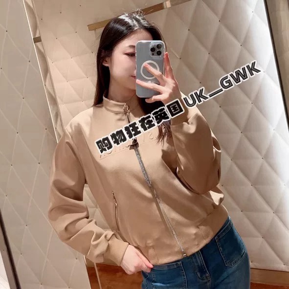 NO:455195,Louis Vuitto*2025 new stand-up collar air cotton jacket original development High-end production Breathable and comfortable Metal accessories are original 1:1 open mold custom micro-elastic gloss Contour jacket style Regular style cut easily outline neat lines Easy to adjust the zipper adjustment easy to put on and take off The buckle is decorated with the letters and leather mark of four-leaf clover element, matching the three-dimensional concave and convex letters on the chest, full details, highlight the brand tone, meet the various needs of daily dates, present a casual and free dressing style, make the outfit fashionable and fashionable Customized surface accessories, identify the version SML,,louis vuitton, jackets & coats, jackets & coats, alexander wang19860909Louis Vuitto*2025新品立领空气棉夹克外套原版开发 高版出品 透气舒适 金属配饰都是原版1:1开模定制微弹光泽 廓形夹克外套版型 常规版型裁剪轻松勾勒利落线条 拉链调节穿脱方便 链扣以四叶草元素字母皮标装饰 配合胸前立体凹凸字母 细节处理满分 彰显品牌调性 满足日常约会多种需求 呈现随性自由的穿搭风格 让穿搭时髦洋气 定制面辅料 认准版本 SML,,louis vuitton,jackets & coats,jackets & coats,alexander wang,Women's clothing