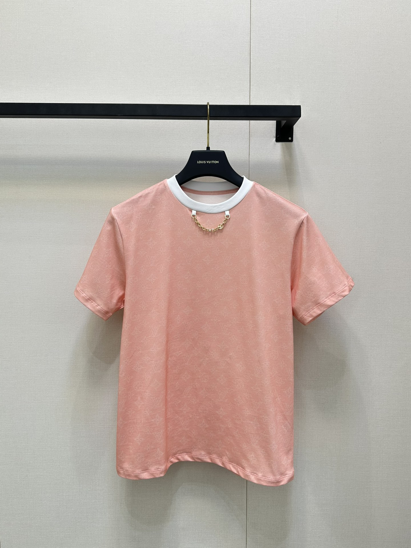 NO:455178,Louis Vuitto* 25Ss Spring and Summer New Contrast Printed Chain Round Neck Short Sleeve T-shirt. Original Developed!  High-end production!  Regular short-sleeved T-shirt cut to highlight the brand style. Made of gram-weight pure cotton, slightly elastic, and slimming visual effect. The neckline is marked with metal letters and chain white thread edges as the design highlight. The large body is full of four-leaf clover letters. The whole body is classic plain color base. The fashion sense suddenly increases. The inner wear is brilliant and fashionable. Spot SML large-scale real shots, louis vuitton, T-shirt,tees, t-shirt,alexander wang19860909Louis Vuitto* 25Ss春夏新款 撞色印花链条圆领短袖T恤.原版开发！高版出品！常规短袖T恤裁剪 凸显品牌格调 采用克重纯棉制成 略带有弹力 呈现显瘦视觉效果 领口以金属字母标链条白色螺纹包边作设计亮点 大身满印四叶草字母图案 通体经典素色打底 时尚感骤增 单穿内搭都出彩时髦 现货 SML大货实拍,,louis vuitton,T-shirt,tees，t-shirt,alexander wang,Women's clothing