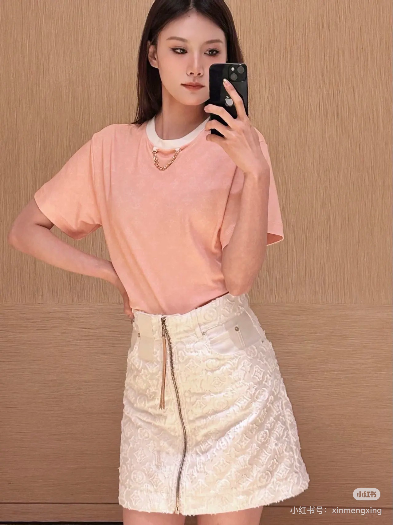 NO:455184,Louis Vuitto* 25Ss Spring and Summer New Contrast Printed Chain Round Neck Short Sleeve T-shirt. Original Developed!  High-end production!  Regular short-sleeved T-shirt cut to highlight the brand style. Made of gram-weight pure cotton, slightly elastic, and slimming visual effect. The neckline is marked with metal letters and white threaded edges. The large body is full of four-leaf clover letters. The whole body is classic plain color base. The fashion sense suddenly increases. The inner wear is brilliant and fashionable. Spot SML,,louis vuitton,T-shirt,tees,t-shirt,alexander wang19860909Louis Vuitto* 25Ss春夏新款 撞色印花链条圆领短袖T恤.原版开发！高版出品！常规短袖T恤裁剪 凸显品牌格调 采用克重纯棉制成 略带有弹力 呈现显瘦视觉效果 领口以金属字母标链条白色螺纹包边作设计亮点 大身满印四叶草字母图案 通体经典素色打底 时尚感骤增 单穿内搭都出彩时髦 现货 SML,,louis vuitton,T-shirt,tees，t-shirt,alexander wang,Women's clothing