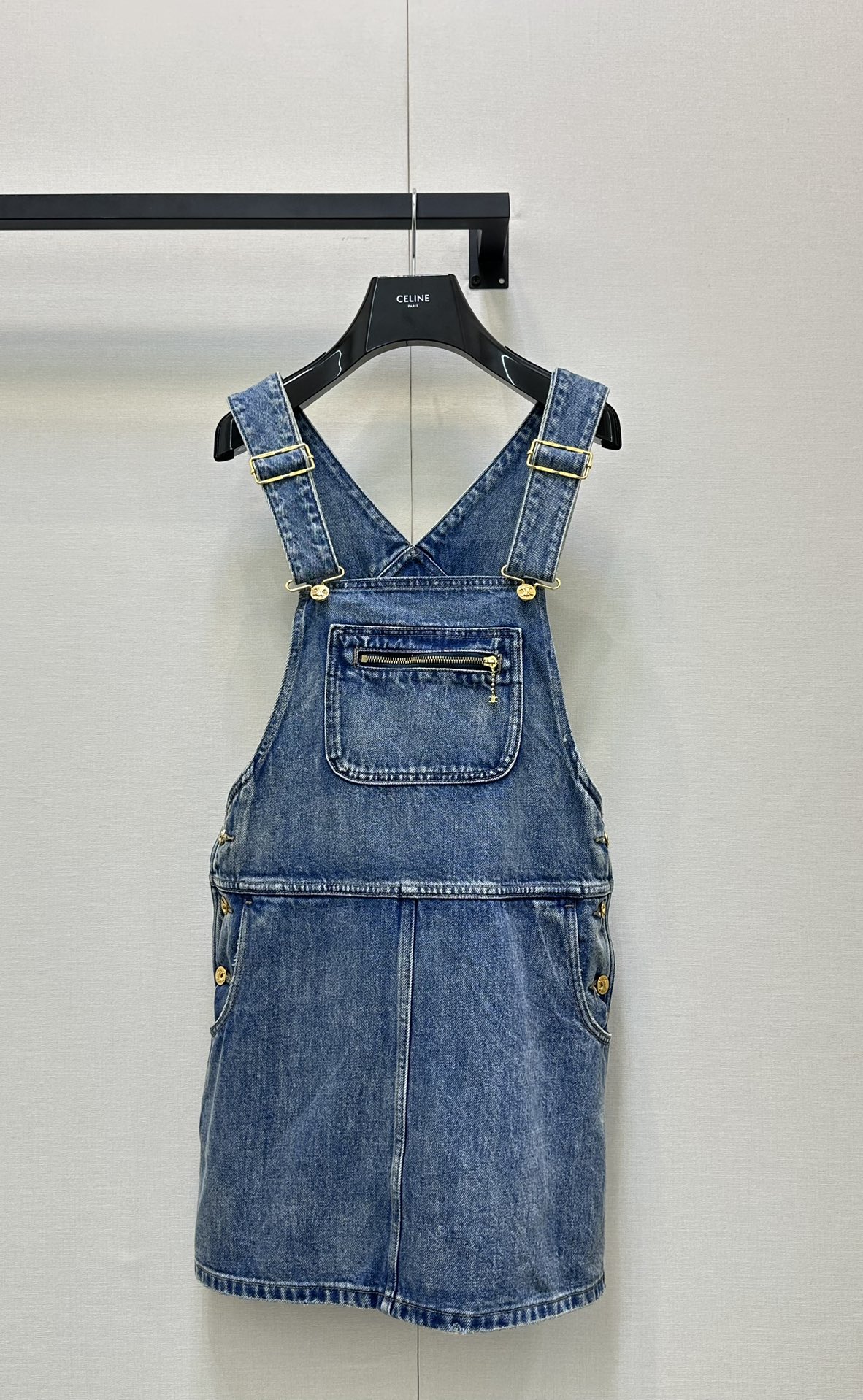 NO:455169,*25new Arc de Triomphe metal buckle denim strap dress, uniquely beautiful chapter of early autumn ~ high-end and textured!  Exclusively customized imported YB cotton material, heavy industrial enzyme washing buffet material, overall upper body style modify leg shape to raise body proportions ~ straight cylinder style is versatile and not picky for people, it is superb!  1:1 Superior version, the latest items in early autumn, the exclusive high-end version, SML large-scale real shots, skirts, alexander wang19860909*25new凯旋门金属扣牛仔背带连衣裙 独属于早秋的美丽章节～高级又有质感！ 独家定制进口yb棉材质,重工酵素洗水牛仔材质,整体上身版型修饰腿型拉高身材比例～直筒版型百搭不挑人随意搭配都是超绝的ootd！1:1超赞版型 早秋最新单品 认准独家高版本 SML大货实拍,,skirts,alexander wang,Women's clothing