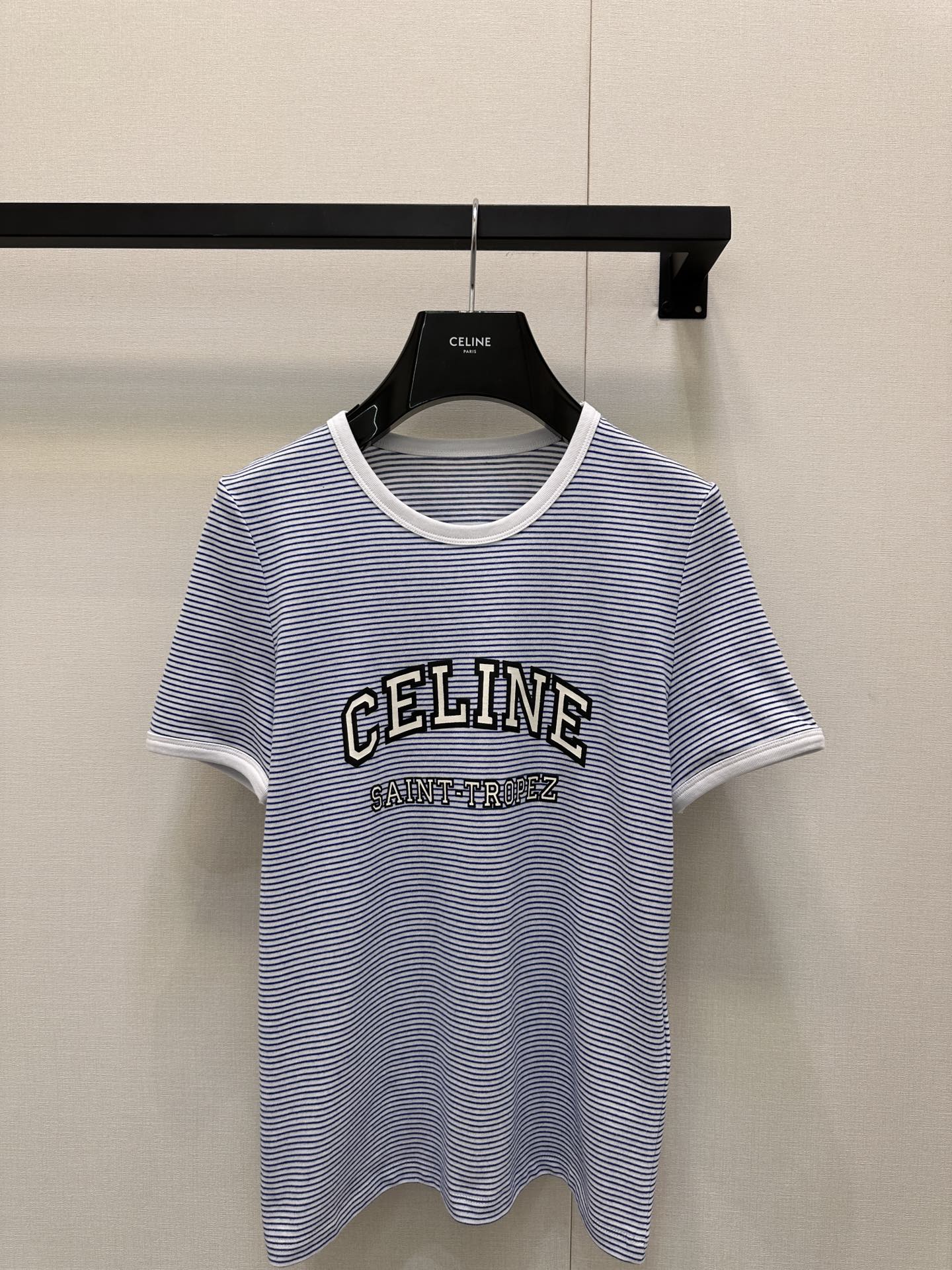 NO:455154,Celin*2025 new round-neck striped print letters Customized YB native cotton material breathable and comfortable, full texture Slim T-shirt cut highlights the brand style and presents a slim visual effect. The neckline cuffs are contrasting threaded edges as design highlights. The chest is clear printed to create arched letters. The simple brand letter logo is instantly embellished in fashion, highlighting the high-end style. The inner wear is brilliant and fashionable. SML large-scale real shots, celine,tees, t-shirt,alexander wang19860909Celin*2025新品圆领条纹印花字母 定制YB原生全棉材质 透气舒适 质感十足 修身T恤裁剪 凸显品牌格调 呈现显瘦视觉效果 领口袖口以撞色螺纹包边作设计亮点 胸前清晰印花打造拱形字母 让简单的品牌字母徽标秒变时尚单品点缀 彰显高级格调 单穿内搭都出彩时髦 SML大货实拍,,celine,tees，t-shirt,alexander wang,Women's clothing
