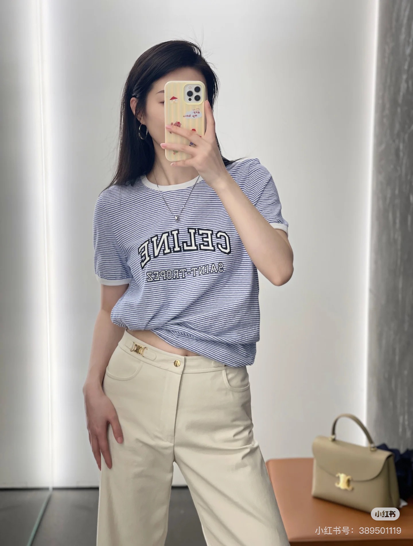 NO:455159,Celin*2025 new round-neck striped print letters Customized YB native cotton material breathable and comfortable, full texture Slim T-shirt cut highlights the brand style and presents a slim visual effect. The neckline cuffs are designed with contrasting threaded edges. The chest is clear printed to create arched letters. The simple brand letter logo becomes a fashionable single product embellishment. The high-end style is brilliant and fashionable. SML, celine,tees, t-shirt,alexander wang19860909Celin*2025新品圆领条纹印花字母 定制YB原生全棉材质 透气舒适 质感十足 修身T恤裁剪 凸显品牌格调 呈现显瘦视觉效果 领口袖口以撞色螺纹包边作设计亮点 胸前清晰印花打造拱形字母 让简单的品牌字母徽标秒变时尚单品点缀 彰显高级格调 单穿内搭都出彩时髦 SML,,celine,tees，t-shirt,alexander wang,Women's clothing