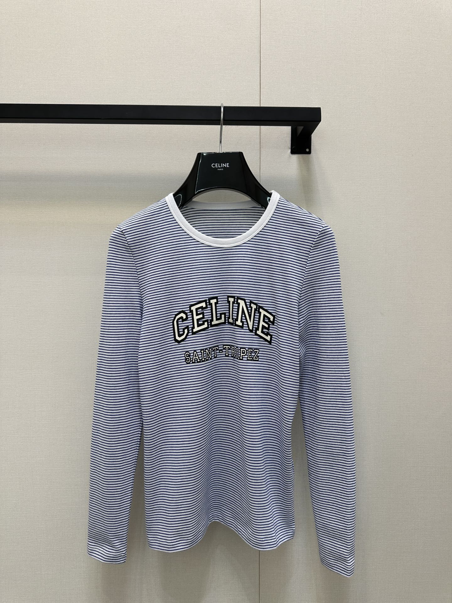 NO:455164,Celin*2025 new round neck striped print letters long sleeves Customized YB native cotton material breathable and comfortable, full texture Slim T-shirt cut highlights the brand style and presents a slim visual effect. The neckline cuffs are designed with contrasting threaded edges. The chest is clear printed to create arched letters. The simple brand letter logo becomes a fashionable single product embellishment. The high-end style is brilliant and fashionable. SML, celine,tees, t-shirt,alexander wang19860909Celin*2025新品圆领条纹印花字母长袖 定制YB原生全棉材质 透气舒适 质感十足 修身T恤裁剪 凸显品牌格调 呈现显瘦视觉效果 领口袖口以撞色螺纹包边作设计亮点 胸前清晰印花打造拱形字母 让简单的品牌字母徽标秒变时尚单品点缀 彰显高级格调 单穿内搭都出彩时髦 SML,,celine,tees，t-shirt,alexander wang,Women's clothing