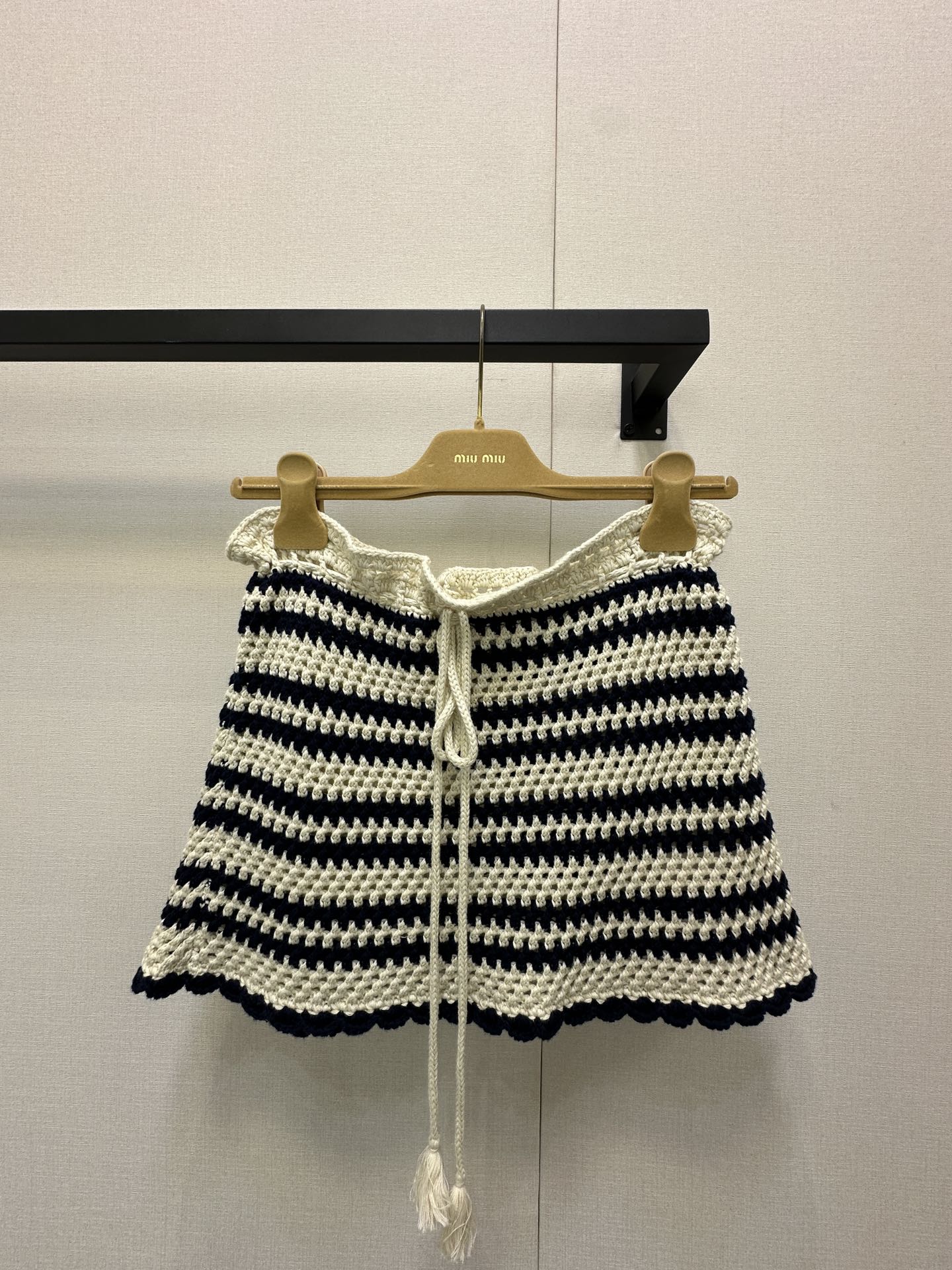 NO:455180,*25new wavy striped braided skirt must have new styles for holidays!  The flower spikes on the waist are tied with rope decoration to add a playful atmosphere!  Exclusively customized imported YB cotton material, the overall weaving design is super exquisite and atmospheric~ the classic logo letter embroidery pattern embellishment of the back waist, highlighting the brand's unique charm positioning!  The item that can both age and look slim~1:1 Super model The latest item in summer Recognize the exclusive high-end version SML large-scale real-time photos, skirts, alexander wang19860909*25new波浪间色条纹编织半裙度假出片必备新款ootd！腰前花穗绑带绳索装饰增添俏皮气息！ 独家定制进口yb棉材质,编织工艺设计整体超级精致大气～后腰经典徽标字母刺绣图案点缀,突显品牌独有的魅力定位！减龄显瘦兼得的单品～1:1超赞版型 夏季最新单品 认准独家高版本 现货 SML大货实拍,,skirts,alexander wang,Women's clothing