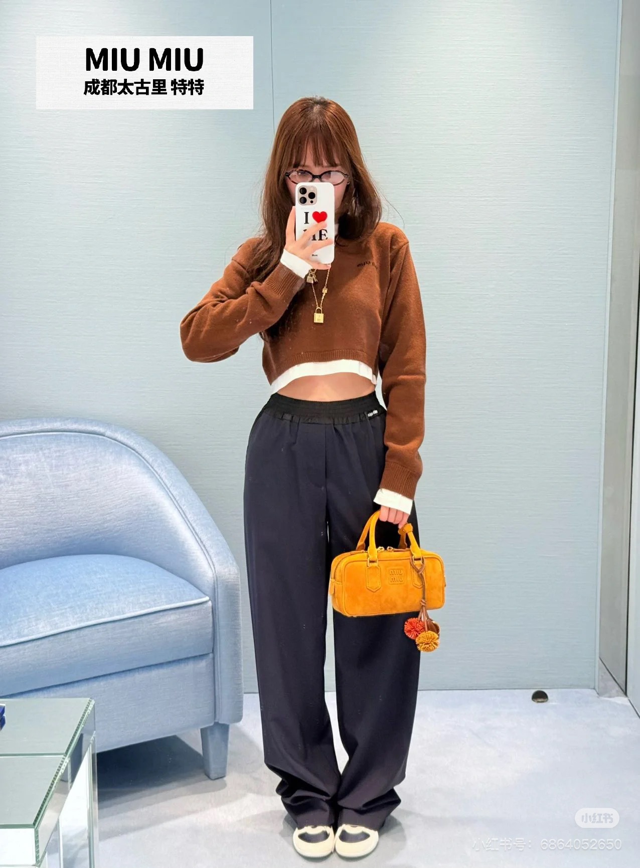 NO:455174,Miumi* 25FW early autumn new style solid color micro-label simple straight loose casual pants. Original development!  High-end production!  Ultra-fine wool adds a classic touch to the casual silhouette of these trousers, rejuvenating the Miu Miu style code. The sports details at the waist add a contrast between playfulness and elegance, enhancing the balance between comfort and style. Spot SML, miumiu, alexander wang19860909Miumi* 25FW早秋新款 纯色微标简约直筒宽松休闲裤.原版开发！高版出品！超细羊毛为这些长裤的休闲廓形增添经典气息,焕新演绎Miu Miu风格密码.腰部的运动细节增添了俏皮与优雅的对比,提升舒适与风格之间的平衡.现货 SML,,miumiu,alexander wang,Women's clothing