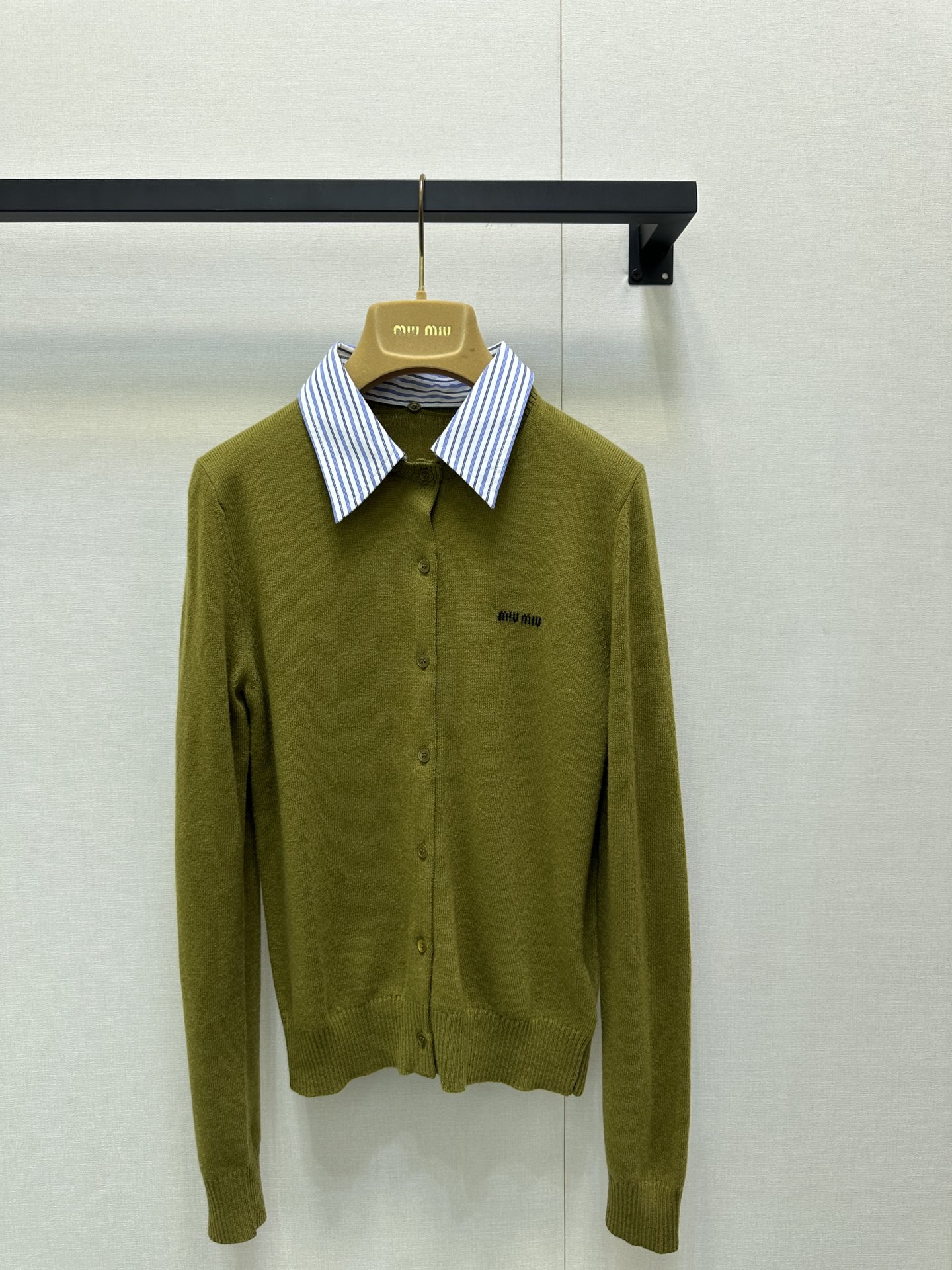 NO:455201,Miumi*2025 new product contrasting color fake two-piece knitted cardigan Customized YB wool yarn wool, comfortable and soft, full of elasticity Fake two-piece knitted cardigan The striped collar is exposed at the neckline, forming a color collision with the outer layer, detachable treatment, rich design layering, letter logo embellished on the chest, highlighting the brand's high-end style, ready-made garments are comfortable and elastic, adding a lively atmosphere to the outfit, no need to deliberately add decoration, can show the brand's tone, age-reducing sweetness, customized surface accessories, accurate version, 2 colors, real shots of large goods,,miumiu,alexander wang19860909Miumi*2025新品撞色假两件针织开衫 定制YB羊毛纱线织造 舒适软糯 弹力十足 假两件针织开衫 条纹领于领口露出 与外层形成颜色碰撞 可拆卸处理 设计层次感丰富 胸前点缀字母徽标 彰显品牌高级格调 成衣舒适有弹力 为穿搭增添活泼气息 无需刻意加饰 即可彰显品牌调性 减龄甜美 定制面辅料 认准版本 高版本 2色 大货实拍,,miumiu,alexander wang,Women's clothing