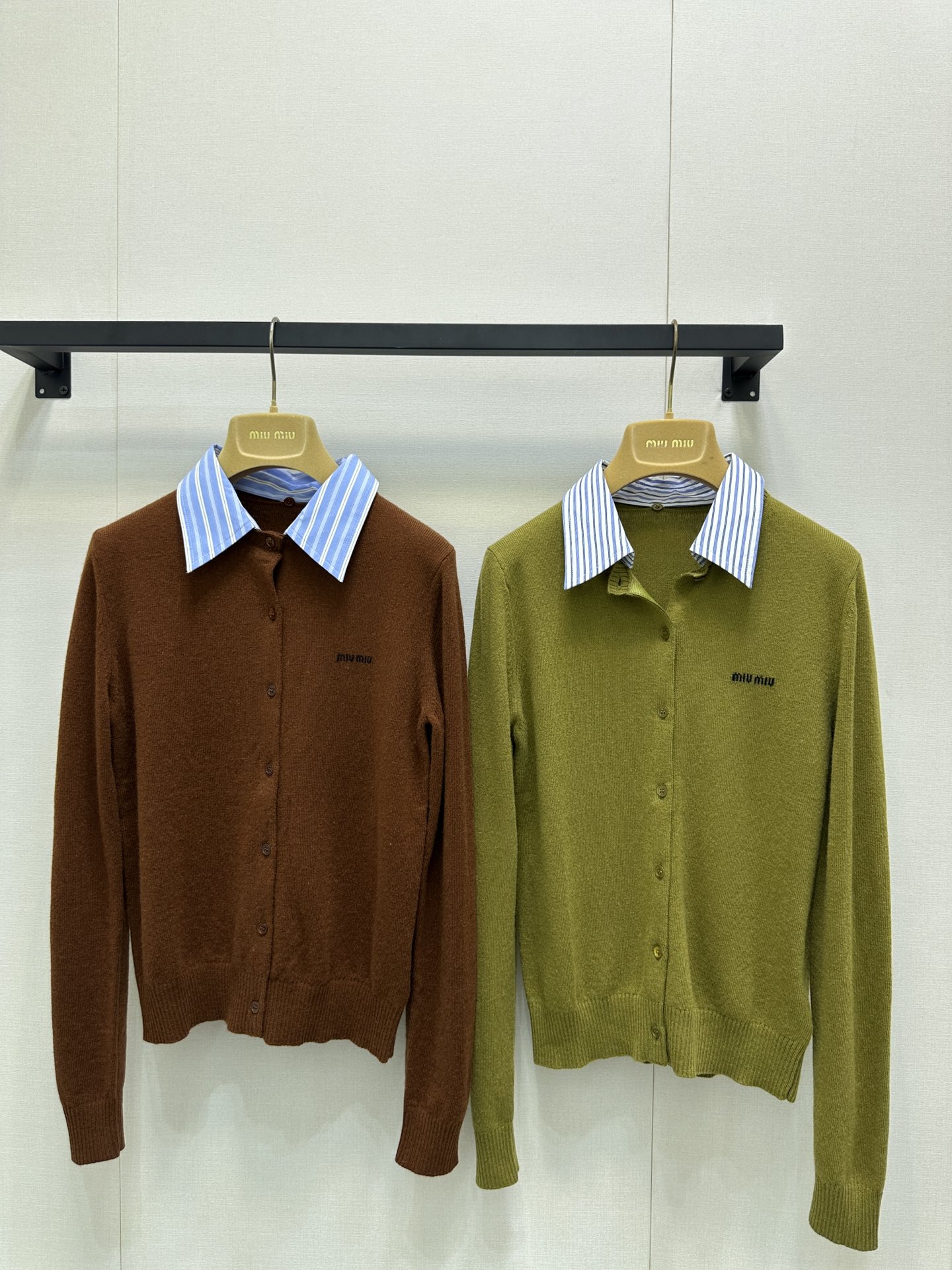 NO:455161,Miumi*2025 new product contrasting color fake two-piece knitted cardigan Customized YB wool yarn wool, comfortable and soft, full of elasticity Fake two-piece knitted cardigan The striped collar is exposed at the neckline, forming a color collision with the outer layer, detachable treatment, rich design layering, letter logo embellished on the chest, highlighting the brand's high-end style, ready-made garments are comfortable and elastic, adding a lively atmosphere to the outfit, no need to deliberately add decoration, can show the brand's tone, age-reducing sweetness, customized surface accessories, accurate version, 2 colors, real shots of large goods,,miumiu,alexander wang19860909Miumi*2025新品撞色假两件针织开衫 定制YB羊毛纱线织造 舒适软糯 弹力十足 假两件针织开衫 条纹领于领口露出 与外层形成颜色碰撞 可拆卸处理 设计层次感丰富 胸前点缀字母徽标 彰显品牌高级格调 成衣舒适有弹力 为穿搭增添活泼气息 无需刻意加饰 即可彰显品牌调性 减龄甜美 定制面辅料 认准版本 高版本 2色 大货实拍,,miumiu,alexander wang,Women's clothing