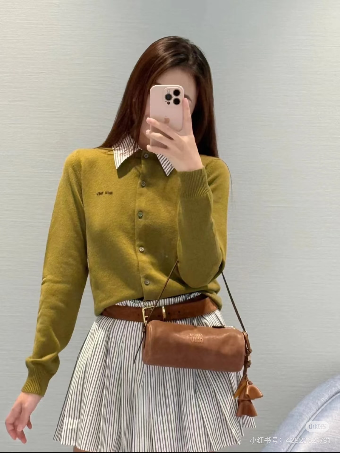 NO:455155,Miumi*2025 new product contrasting color fake two-piece knitted cardigan Customized YB wool yarn wool, comfortable and soft, full of elasticity Fake two-piece knitted cardigan The striped collar is exposed at the neckline, forming a color collision with the outer layer, detachable treatment, rich design layering, letter logo embellished on the chest, highlighting the brand's high-end style, the ready-made garment is comfortable and elastic, adding a lively atmosphere to the outfit, no need to deliberately add decoration, it can demonstrate the brand's tone, age-reducing sweetness, customized surface accessories, accurate version, 2 colors,,miumiu,alexander wang19860909Miumi*2025新品撞色假两件针织开衫 定制YB羊毛纱线织造 舒适软糯 弹力十足 假两件针织开衫 条纹领于领口露出 与外层形成颜色碰撞 可拆卸处理 设计层次感丰富 胸前点缀字母徽标 彰显品牌高级格调 成衣舒适有弹力 为穿搭增添活泼气息 无需刻意加饰 即可彰显品牌调性 减龄甜美 定制面辅料 认准版本 高版本 2色,,miumiu,alexander wang,Women's clothing