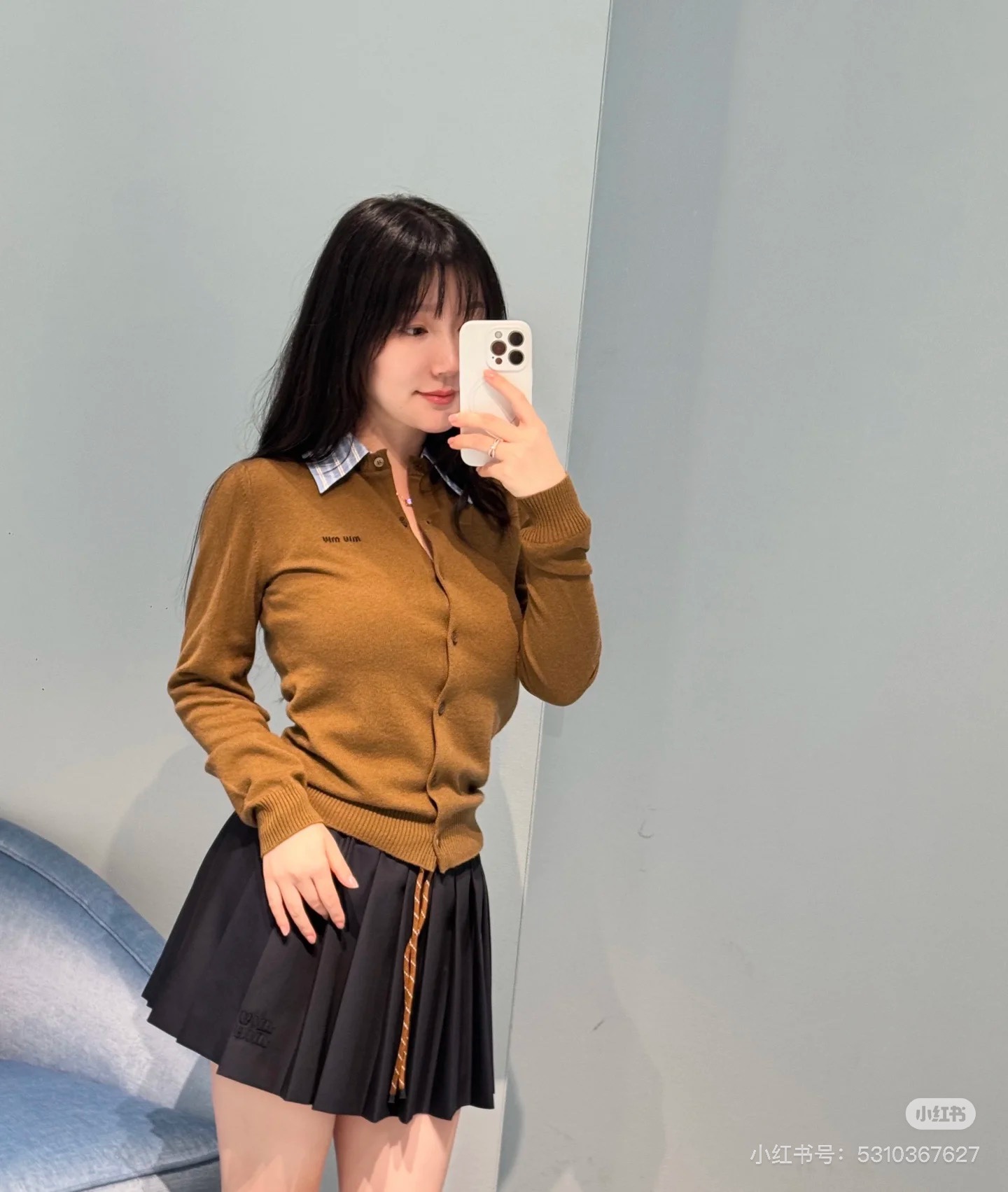 NO:455165,Miumi*2025 new product contrasting color fake two-piece knitted cardigan Customized YB wool yarn wool, comfortable and soft, full of elasticity Fake two-piece knitted cardigan The striped collar is exposed at the neckline, forming a color collision with the outer layer, detachable treatment, rich design layering, letter logo embellished on the chest, highlighting the brand's high-end style, the ready-made garment is comfortable and elastic, adding a lively atmosphere to the outfit, no need to deliberately add decoration, it can demonstrate the brand's tone, age-reducing sweetness, customized surface accessories, accurate version, 2 colors,,miumiu,alexander wang19860909Miumi*2025新品撞色假两件针织开衫 定制YB羊毛纱线织造 舒适软糯 弹力十足 假两件针织开衫 条纹领于领口露出 与外层形成颜色碰撞 可拆卸处理 设计层次感丰富 胸前点缀字母徽标 彰显品牌高级格调 成衣舒适有弹力 为穿搭增添活泼气息 无需刻意加饰 即可彰显品牌调性 减龄甜美 定制面辅料 认准版本 高版本 2色,,miumiu,alexander wang,Women's clothing