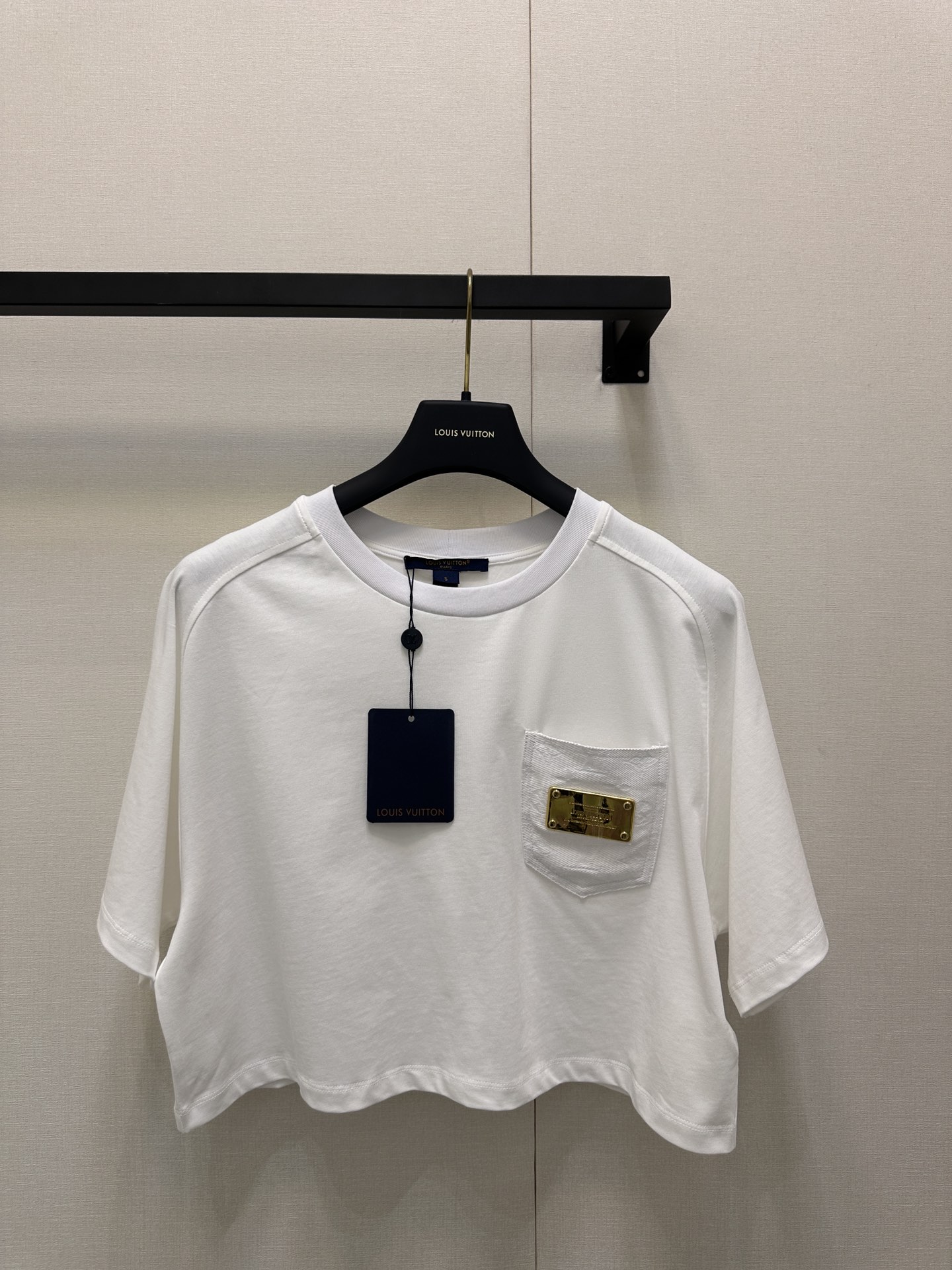 NO:456449,(Part 1) 25new denim patch iron sheet pocket round neck short sleeves difference between old-fashioned denim pocket style MONOGRAM design is really clever and changeable. Exclusively customized imported yb cotton material, customized soft and comfortable cotton knitted, classic, fashionable and high-end!  The style is not picky about others and looks slim!  1:1 super style for spring and summer wear items. The latest items for summer. Accept the exclusive high-end version. SML large-scale real-time photos, T-shirt, alexander wang19860909（上） 25new牛仔贴布铁片口袋圆领短袖区别老花牛仔口袋款式MONOGRAM设计真的是灵巧多变 独家定制进口yb棉材质,定制柔软舒适的棉质针织,经典时髦又高级！版型不挑人上身巨显瘦！春夏实穿的单品1:1超赞版型 夏季最新单品 认准独家高版本 现货 SML大货实拍,,T-shirt,alexander wang,Women's clothing