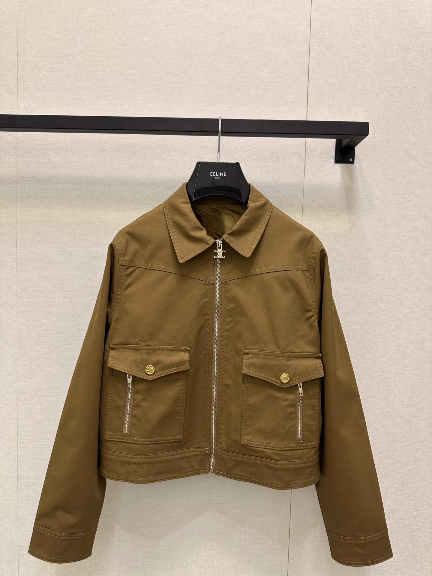 NO:456460,(Coat) Celin* 25Fw early autumn new style Arc de Triomphe style jacket original development!  High-end production!  Cool and handsome khaki jacket, super slim upper body, captures the inspiration of the wardrobe from bright summer to elegant early autumn, the regular silhouette incorporates rich tones, creates a neat WESTERN short jacket set, high-quality colors, crisp cotton, very textured SML large-scale real shots, celine, jackets & coats, jackets & coats, alexander wang19860909（外套） Celin* 25Fw早秋新款 凯旋门工装风夹克外套原版开发！高版出品！酷酷帅帅的卡其色小外套 上身超显瘦 捕捉明媚夏日到优雅初秋的衣橱灵感 常规廓形融入浓郁色调 打造利落WESTERN短夹克套装 颜色高级,挺括的棉质非常质感 现货 SML大货实拍,,celine,jackets & coats,jackets & coats,alexander wang,Women's clothing