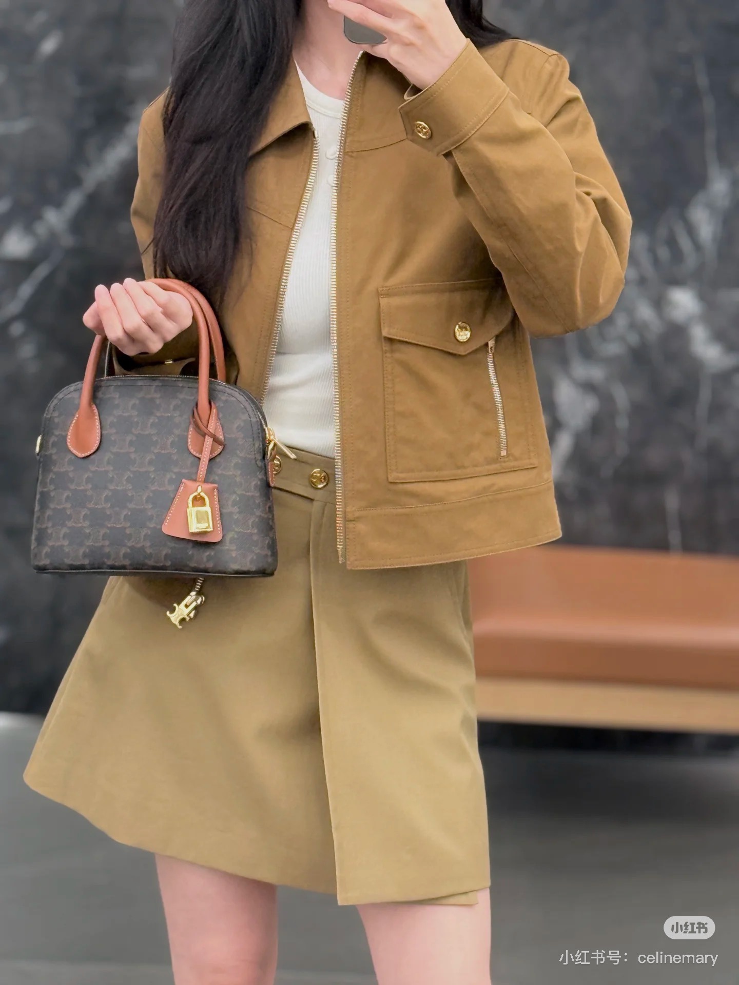 NO:456465,(Coat) Celin* 25Fw early autumn new style Arc de Triomphe style jacket original development!  High-end production!  Cool and handsome khaki jacket, super slim upper body, captures the inspiration of the wardrobe from bright summer to elegant early autumn, the regular silhouette incorporates rich tones, creates a neat WESTERN short jacket set, high-quality colors, crisp cotton, very textured SML, celine, jackets & coats, jackets & coats, alexander wang19860909（外套） Celin* 25Fw早秋新款 凯旋门工装风夹克外套原版开发！高版出品！酷酷帅帅的卡其色小外套 上身超显瘦 捕捉明媚夏日到优雅初秋的衣橱灵感 常规廓形融入浓郁色调 打造利落WESTERN短夹克套装 颜色高级,挺括的棉质非常质感 现货 SML,,celine,jackets & coats,jackets & coats,alexander wang,Women's clothing