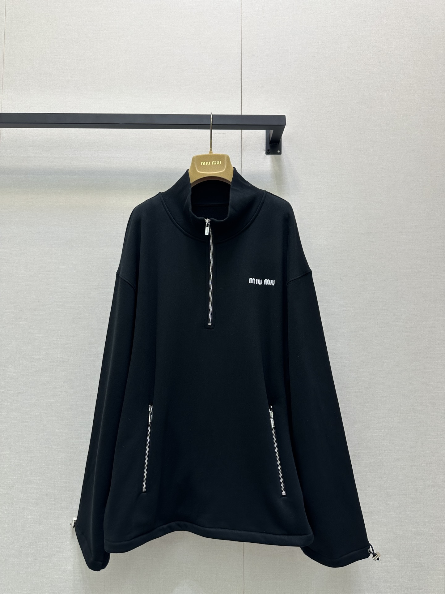 NO:456442,*25new semi-zipper logo letter logo casual sweatshirt without gender yyds~ Loose and wide version with excellent inclusiveness on the upper body~ Exclusive custom imported yb cotton material, classic logo letter embroidery pattern on the chest, highlighting the high-end style~ Electroplating hardware accessories have a good texture~ Three-dimensional silhouette version is the same style as men and women, and there is no pressure to wear!  1:1 Superior version, the latest items in early autumn, please recognize the exclusive high-end version SML black-gray big-name real shot, hoodie, sweatshirts, alexander wang19860909*25new半拉链徽标字母徽标休闲卫衣无性别穿搭yyds～宽松阔型版上身包容性极好～ 独家定制进口yb棉材质,胸前经典徽标字母刺绣图案,彰显高级穿搭风格～电镀五金配件质感十足好～立体廓形版型男女同款穿搭无压力！1:1超赞版型 早秋最新单品 认准独家高版本 SML 黑色-灰色大货实拍,,hoodie,sweatshirts,alexander wang,Women's clothing