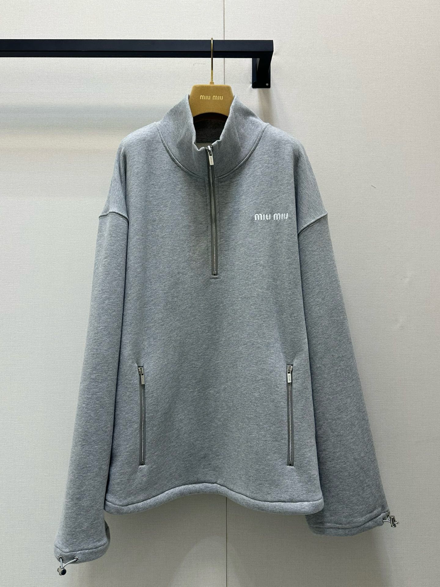 NO:456452,*25new semi-zipper logo letter logo casual sweatshirt without gender yyds~ Loose and wide version with excellent inclusiveness on the upper body~ Exclusive custom imported yb cotton material, classic logo letter embroidery pattern on the chest, highlighting the high-end style~ Electroplating hardware accessories have a good texture~ Three-dimensional silhouette version is the same style as men and women, and there is no pressure to wear!  1:1 Superior version, the latest items in early autumn, please recognize the exclusive high-end version SML black-gray big-name real shot, hoodie, sweatshirts, alexander wang19860909*25new半拉链徽标字母徽标休闲卫衣无性别穿搭yyds～宽松阔型版上身包容性极好～ 独家定制进口yb棉材质,胸前经典徽标字母刺绣图案,彰显高级穿搭风格～电镀五金配件质感十足好～立体廓形版型男女同款穿搭无压力！1:1超赞版型 早秋最新单品 认准独家高版本 SML 黑色-灰色大货实拍,,hoodie,sweatshirts,alexander wang,Women's clothing