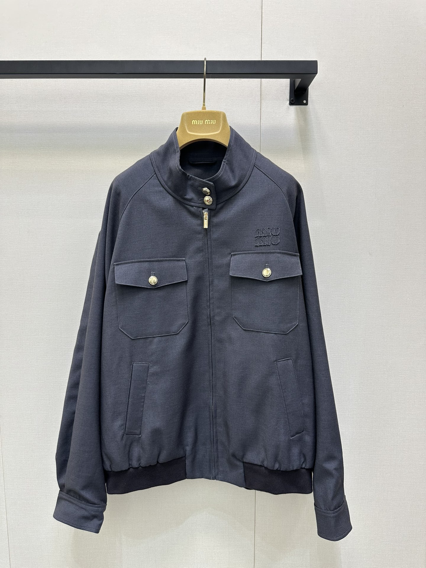 NO:456423,*25new patch embroidered letters logo zipper jacket is casually matched with exquisite and high-end outfits, so beautiful~ gentle and cute and easy to have the same silhouette style for men and women, and is super friendly to the body tolerance~ Exclusive custom imported yb mohair material, soft, delicate and comfortable fabric, customized electroplated hardware material with an excellent texture!  The brand logo on the chest is embroidered with the same color patch, low-key and connotation~1:1 Superb style, the latest items in early autumn, the exclusive high-end version, SML large-scale real shots, Jackets & coats, alexander wang19860909*25new贴布绣字母徽标拉链外套随意搭配精致高级穿搭太美咯～温柔与可爱轻松兼得男女同款廓形版型,对身材包容度超级友好～ 独家定制进口yb马海毛材质,面料柔软细腻舒适,开模定制电镀五金材质,质感绝绝子！胸前品牌logo同色贴布刺绣点缀,低调有内涵～1:1超赞版型 早秋最新单品 认准独家高版本 SML大货实拍,,jackets & coats,alexander wang,Women's clothing