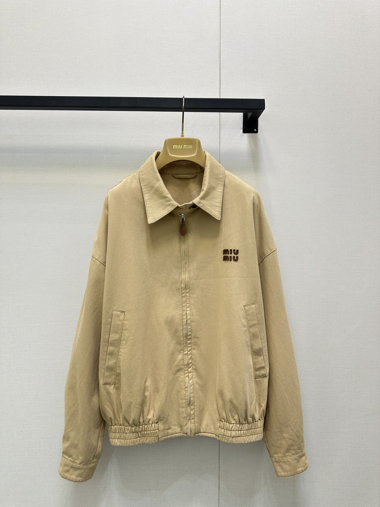 NO:456415,*25NEW logo letter zipper jacket customized pair of denim fabric soft and breathable!  Heavy industrial enzyme washing process, texture and beauty coexist ~ the same style of men and women can be worn casually!  Exclusive imported customized yb cotton material, three-dimensional logo letter design on the chest, simple and eye-catching effect!  Any outfit can easily show the brand's personality charm. The loose style is super friendly to the body inclusiveness 1:1 Super style, the latest items in early autumn, and the exclusive high-end version. SML large-scale products are shot, jackets & coats, alexander wang19860909*25NEW徽标字母拉链外套定制对版牛仔面料软糯透气！重工酵素洗水工艺,质感与美感并存～男女同款版型随意穿搭ootd！ 独家进口定制yb棉材质,胸前立体徽标字母设计,简单又不失吸睛效果！随便穿搭都能轻松彰显品牌个性魅力,宽松版型对身材包容度超级友好1:1超赞版型,早秋最新单品,认准独家高版本 SML大货实拍,,jackets & coats,alexander wang,Women's clothing