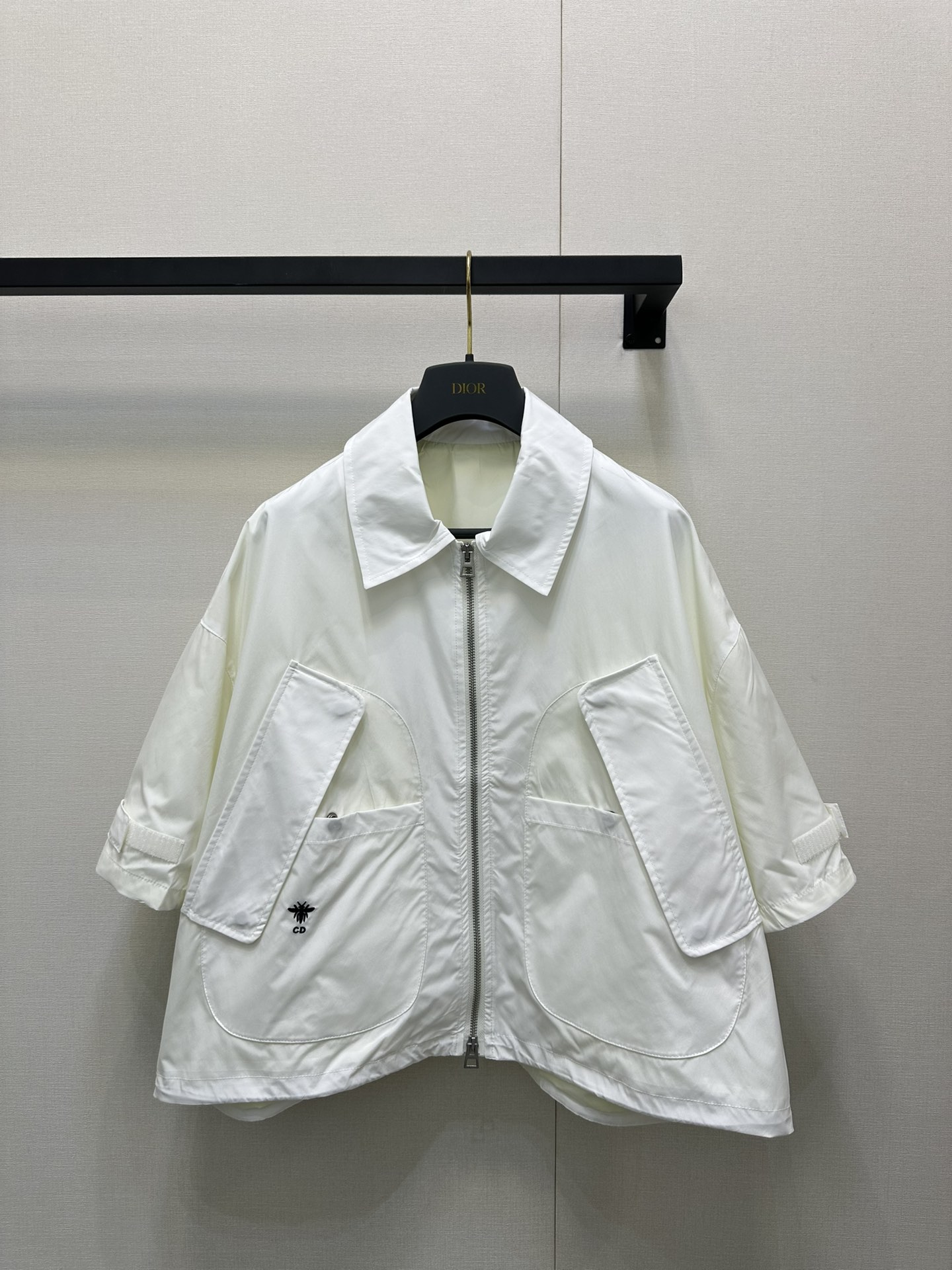 NO:456470,Dior25 early autumn new model. Who knows the collision of sporty style and elegance! The new model hits my heart directly. This series combines the sense of sportiness and high-end elegance just right. The white and green color combination is fresh and high-end. Whether it is a sleeveless polo vest, short-sleeved top, wide-leg pants, or short skirts, the details are exquisite~ If you wear it, you will become fashionable in seconds, and you will be suitable for daily outings or light sports occasions!  SML big-ticket real shots, dior, skirts, T-shirt, alexander wang19860909Dior25早秋新款 运动风与优雅的碰撞谁懂啊! 新款直接戳中我的心巴 这一系列把运动感和高级优雅融合得恰到好处 白绿配色清新又高级不管是无袖 polo 背心、短袖上衣,还是阔腿裤、短裙,细节里都是精致感~ 穿上秒变时髦精,日常出街或者轻运动场合都适配！SML大货实拍,,dior,skirts,T-shirt,alexander wang,Women's clothing