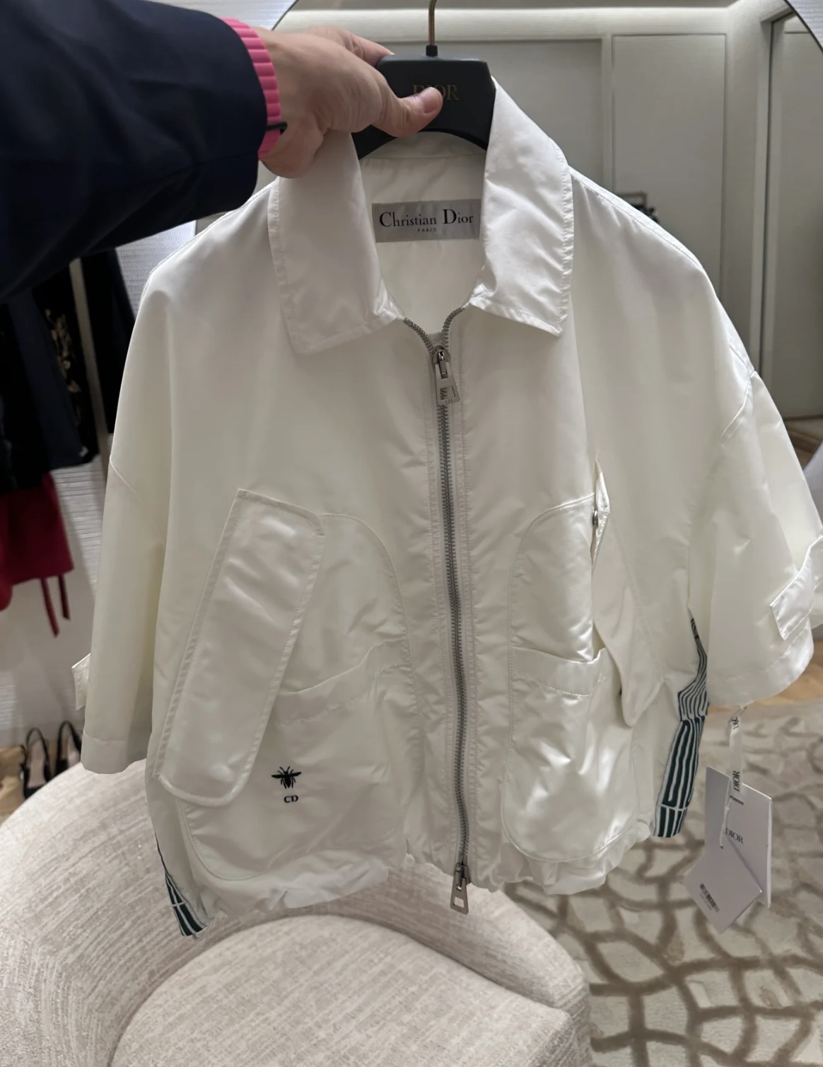 NO:456473,Dior25 early autumn new model. Who knows the collision of sporty style and elegance! The new model hits my heart directly. This series combines the sense of sportiness and high-end elegance just right. The white and green color combination is fresh and high-end. Whether it is a sleeveless polo vest, short-sleeved top, wide-leg pants, or short skirts, the details are exquisite~ If you wear it, you will become fashionable in seconds, and you will be suitable for daily outings or light sports occasions!  SML, dior, skirts, T-shirt, alexander wang19860909Dior25早秋新款 运动风与优雅的碰撞谁懂啊! 新款直接戳中我的心巴 这一系列把运动感和高级优雅融合得恰到好处 白绿配色清新又高级不管是无袖 polo 背心、短袖上衣,还是阔腿裤、短裙,细节里都是精致感~ 穿上秒变时髦精,日常出街或者轻运动场合都适配！SML,,dior,skirts,T-shirt,alexander wang,Women's clothing