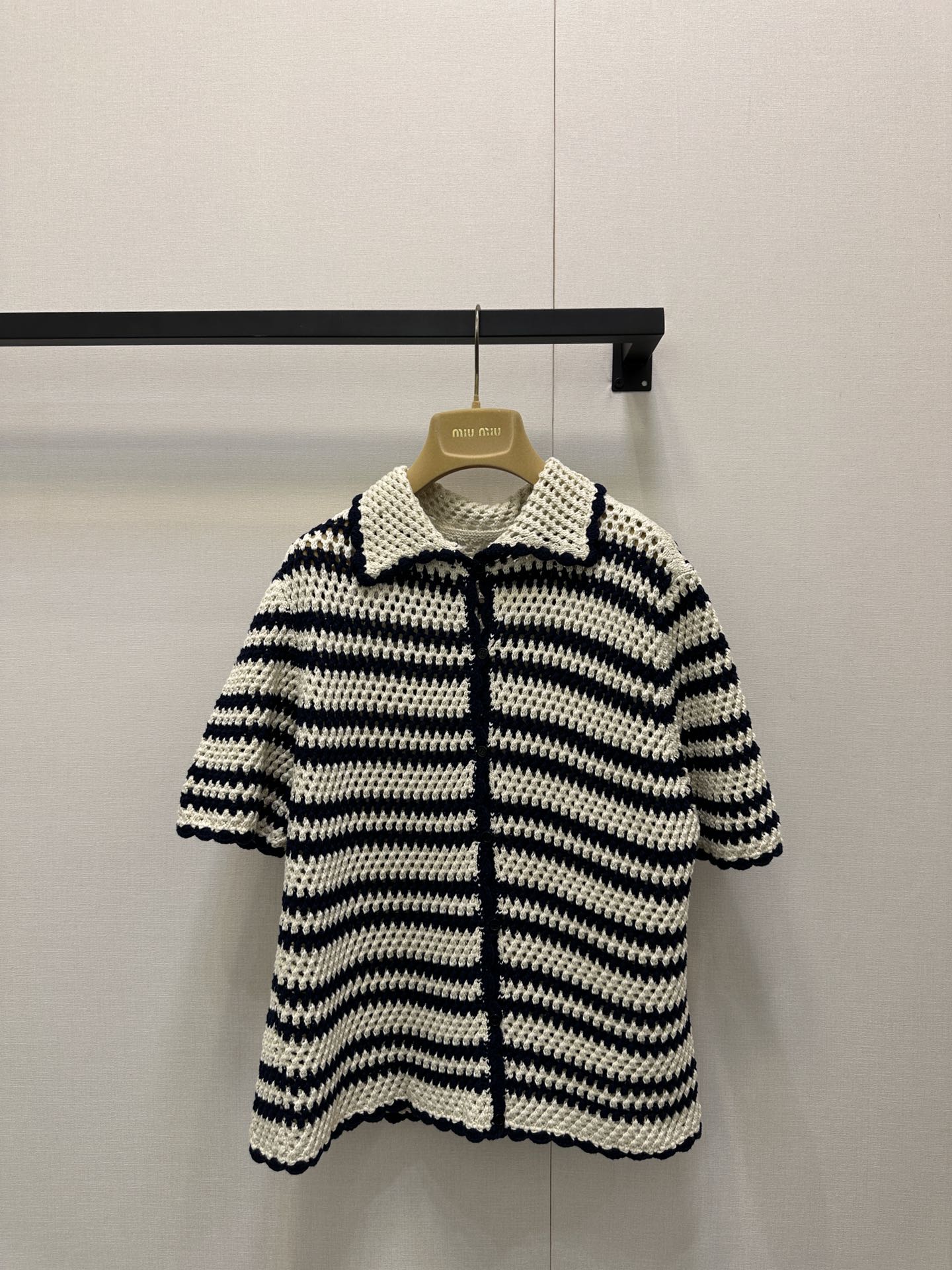 NO:456432,*25new wavy striped braided tops must-have new styles for holidays!  The flower spikes on the waist are tied with rope decoration to add a playful atmosphere!  Exclusively customized imported YB cotton material, the overall weaving design is super exquisite and atmospheric~ the classic logo letter embroidery pattern embellishment of the back waist, highlighting the brand's unique charm positioning!  The item that can both age and look slim~1:1 Super model The latest item in summer, the exclusive high-end version is recognized in stock, SML large-scale real-time photos, alexander wang19860909*25new波浪间色条纹编织上衣度假出片必备新款ootd！腰前花穗绑带绳索装饰增添俏皮气息！ 独家定制进口yb棉材质,编织工艺设计整体超级精致大气～后腰经典徽标字母刺绣图案点缀,突显品牌独有的魅力定位！减龄显瘦兼得的单品～1:1超赞版型 夏季最新单品 认准独家高版本 现货 SML大货实拍,,alexander wang,Women's clothing