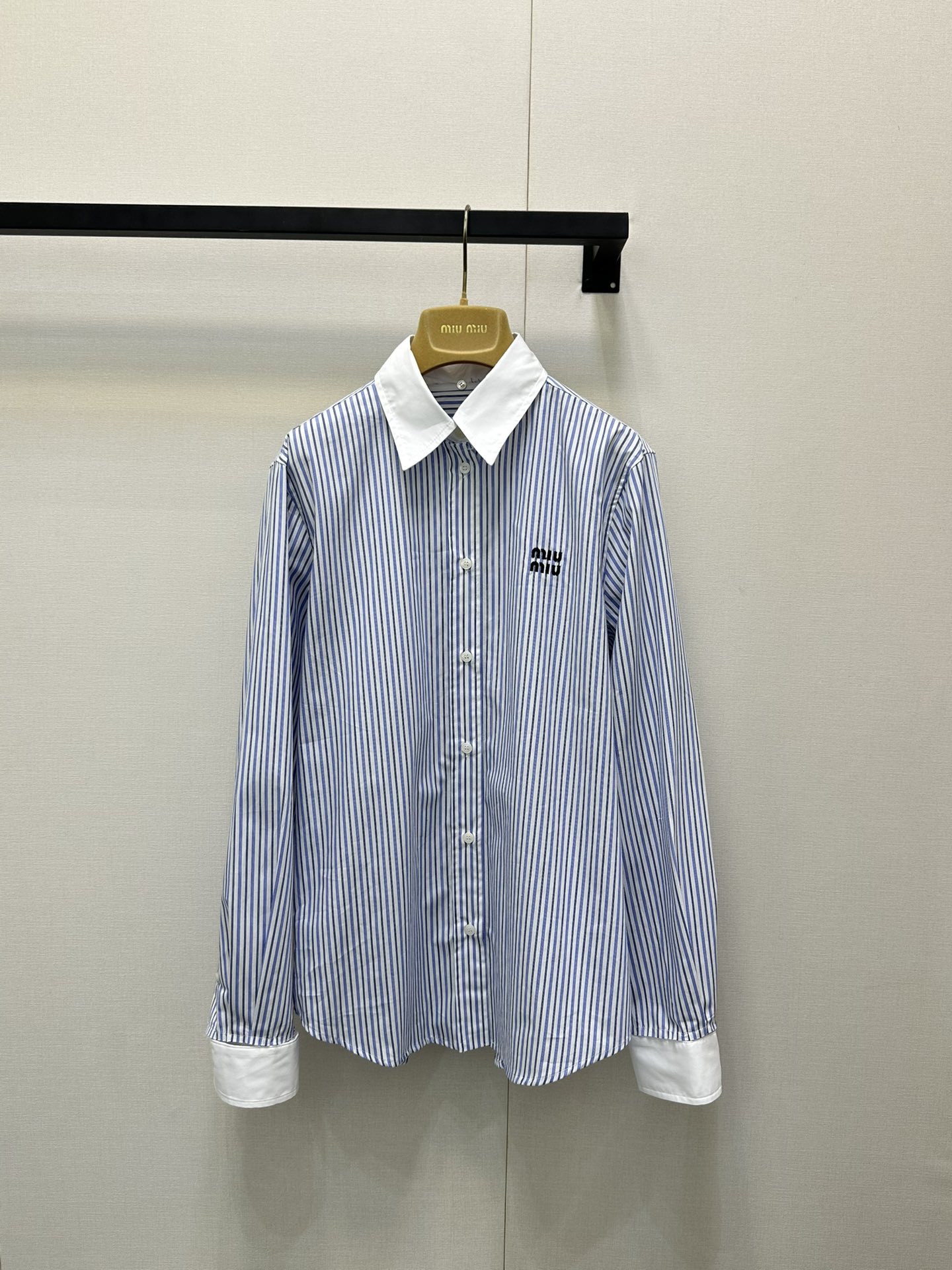 NO:456462,MiuMi* 25FW early autumn new style striped poplin texture long-sleeved shirt. Original development!  High-end production!  Striped shirts are really an essential item in the wardrobe!  Excellent texture, clean and refreshing, versatile items that can be salty or sweet on the upper body, customized fabrics, no pick on the figure at all, lazy and casual feeling is really easy to wear!  Fashionable guys, please enter the BI, you must arrange this for the wardrobe!  S M L large-scale real-time photos, miumiu,shirts,alexander wang19860909MiuMi* 25FW早秋新款 条纹府绸质感长袖衬衫.原版开发！高版出品！条纹衬衣真的是衣柜必不可少的单品！质感绝佳 干净清爽 上身可盐可甜的百搭单品 定制面料 完全不挑身材 慵懒又随意的感觉真的太好穿了！时髦精们BI入好吧必须给衣柜安排上这一件！码数S M L大货实拍,,miumiu,shirts,alexander wang,Women's clothing