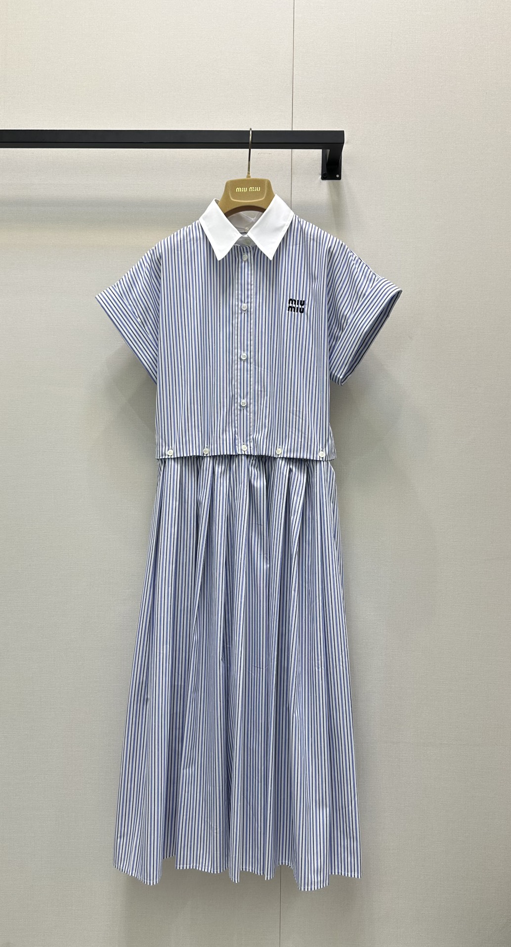 NO:456471,MiuMi* 25Ss spring and summer new style, versatile striped short-sleeved shirt and long dress, removable up and down, can be worn separately, with awesome design, original development!  High-end production!  A shirt and skirt is really an essential item in the wardrobe!  It is definitely a very design-like presence in the wardrobe!  Whether you wear it alone or with a coat, it is very good [witty]. The age-reducing effect is ~ this one must be arranged for the wardrobe!  S M L large-scale real-time photo, removable two-piece, miumiu, skirts, jackets & coats,shirts, T-shirt, alexander wang19860909MiuMi* 25Ss春夏新款 百搭条纹短袖衬衫长款连衣裙 上下可拆卸 可分开穿搭 设计绝绝子 原版开发！高版出品！衬衫裙真的是衣柜必不可少的单品！绝对是衣柜里设计感十足的存在！无论单穿还是搭配外套都很可[机智]减龄效果分～必须给衣柜安排上这一件！码数S M L大货实拍,可拆卸 两件装,,miumiu,skirts,jackets & coats,shirts,T-shirt,alexander wang,Women's clothing